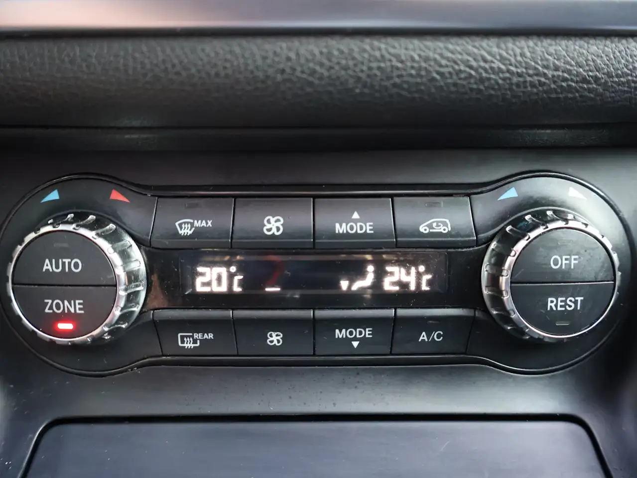 Mercedes-Benz GLA снимка Mercedes-Benz GLA