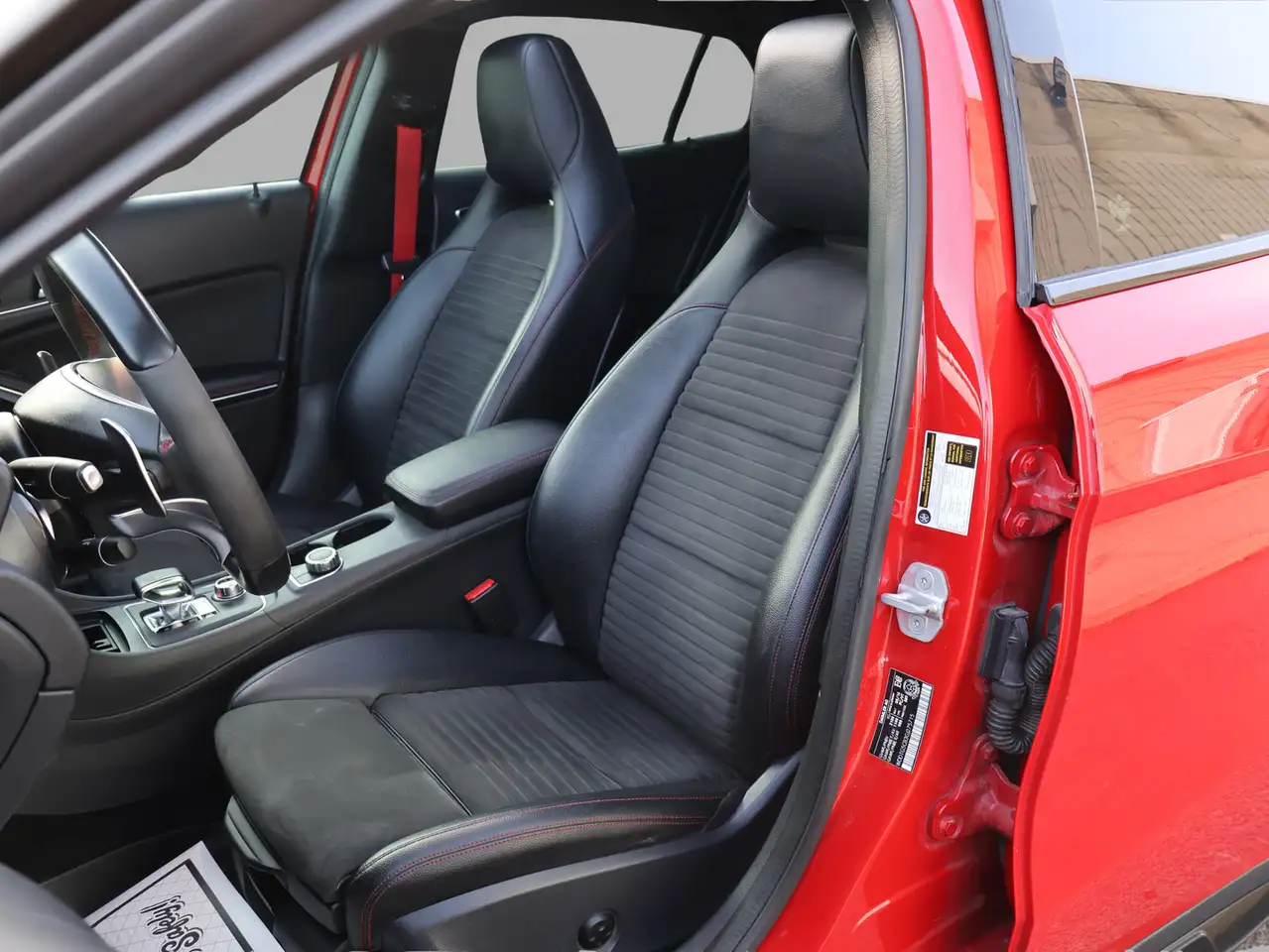 Mercedes-Benz GLA снимка Mercedes-Benz GLA