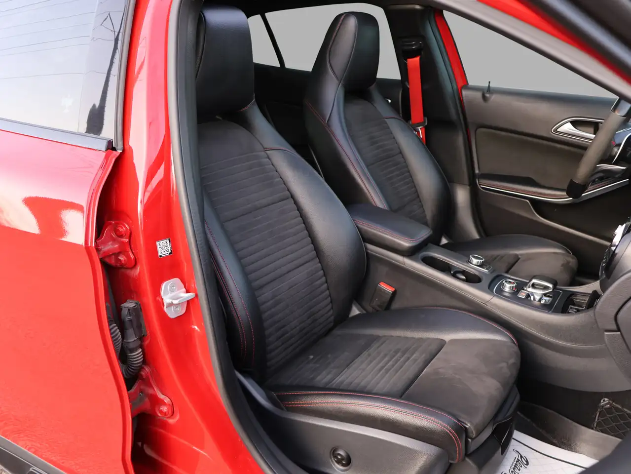 Mercedes-Benz GLA снимка Mercedes-Benz GLA