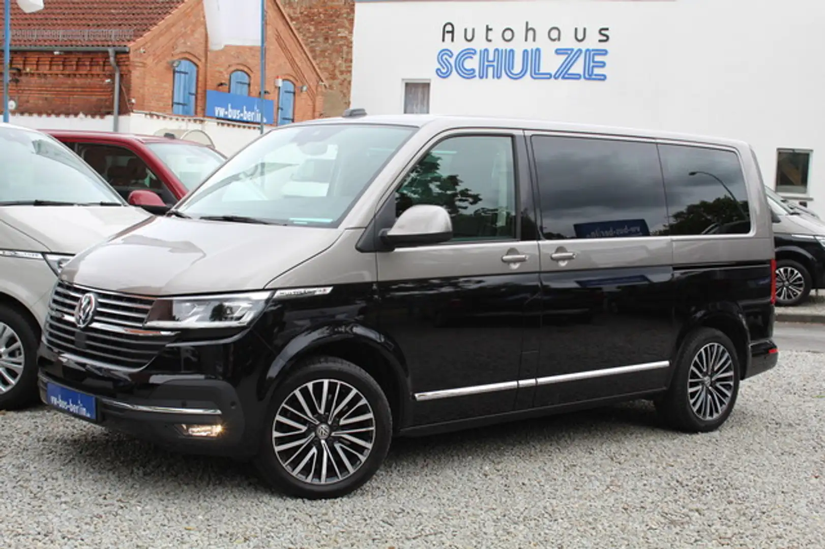 Volkswagen T6.1 Multivan Generation SIX DSG 4Motion Extras! Schwarz - 1
