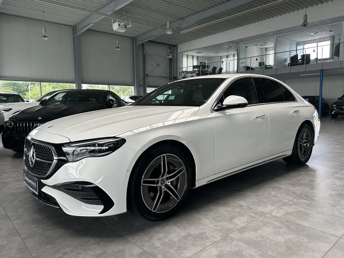 Mercedes-Benz E 200 AMG ADVANCED+ STANDHEIZUNG-DISTRONIC-360° Weiß - 2