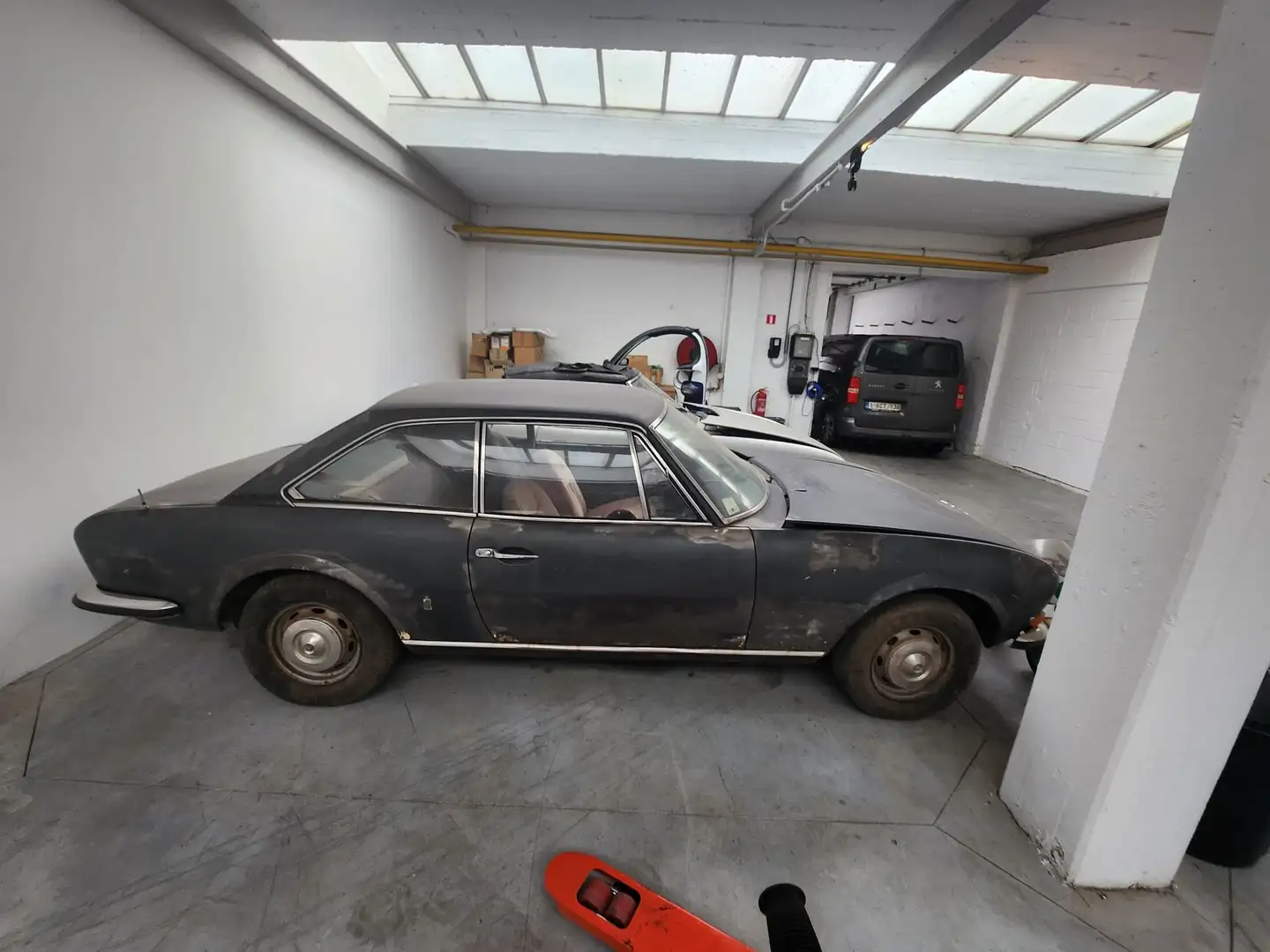 Peugeot 504 Coupé  2litres Argent - 2