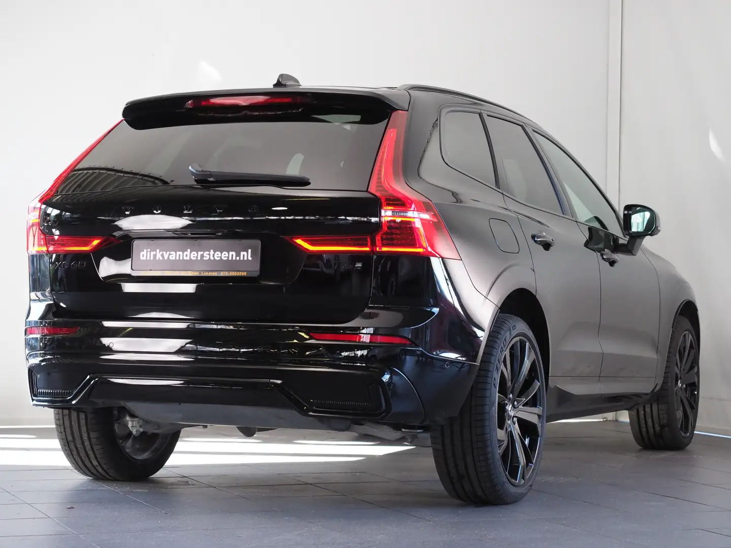 Volvo XC60 2.0 T6 Plug-in hybrid AWD Ultra Black Edition | Ha Zwart - 2