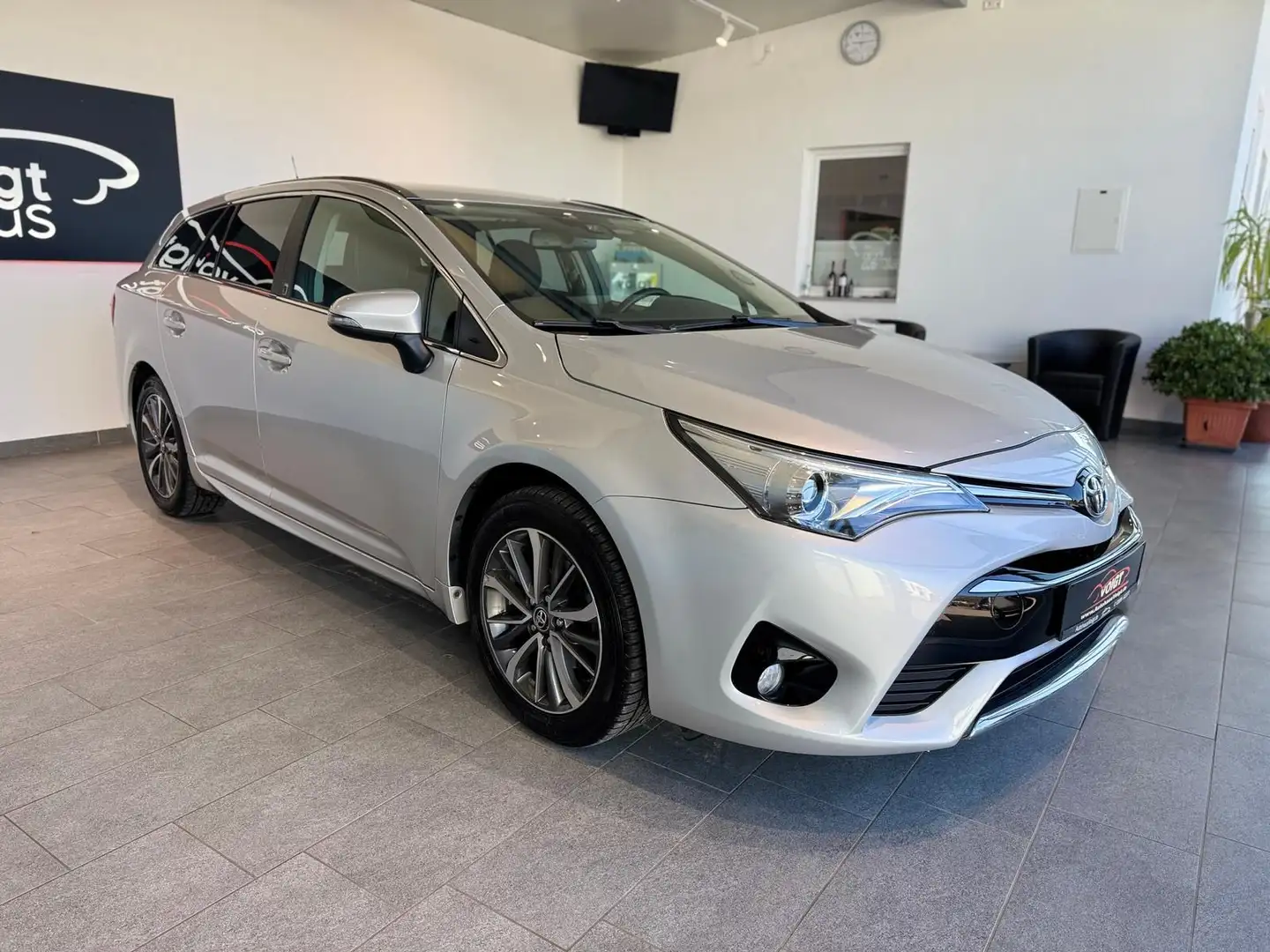 Toyota Avensis Touring 1.8 Automatik Standh. AHK LED Ezüst - 2