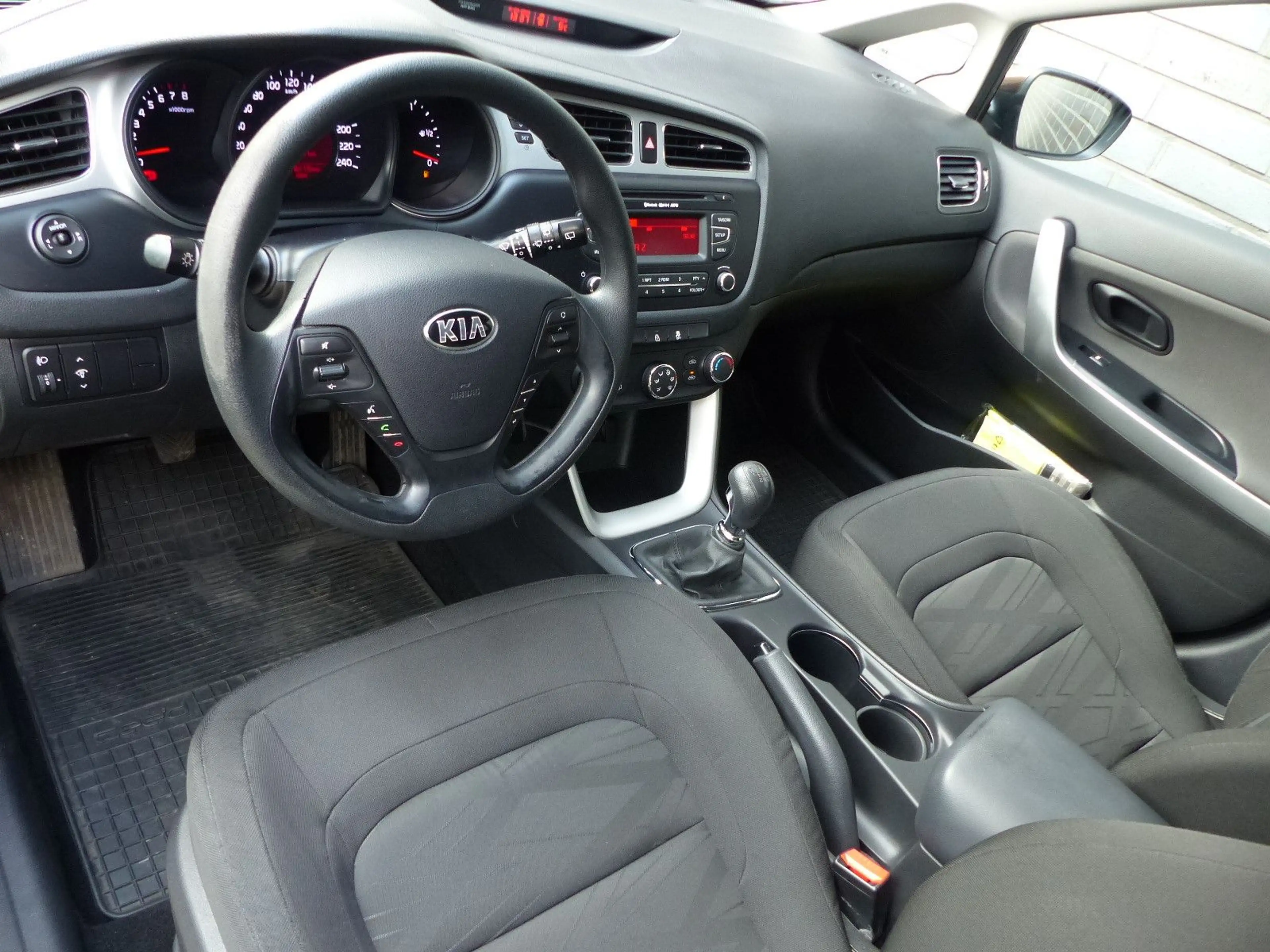 Kia Ceed / cee'd 1.4 CVVT Attract Klima/Bluetooth — photo 7