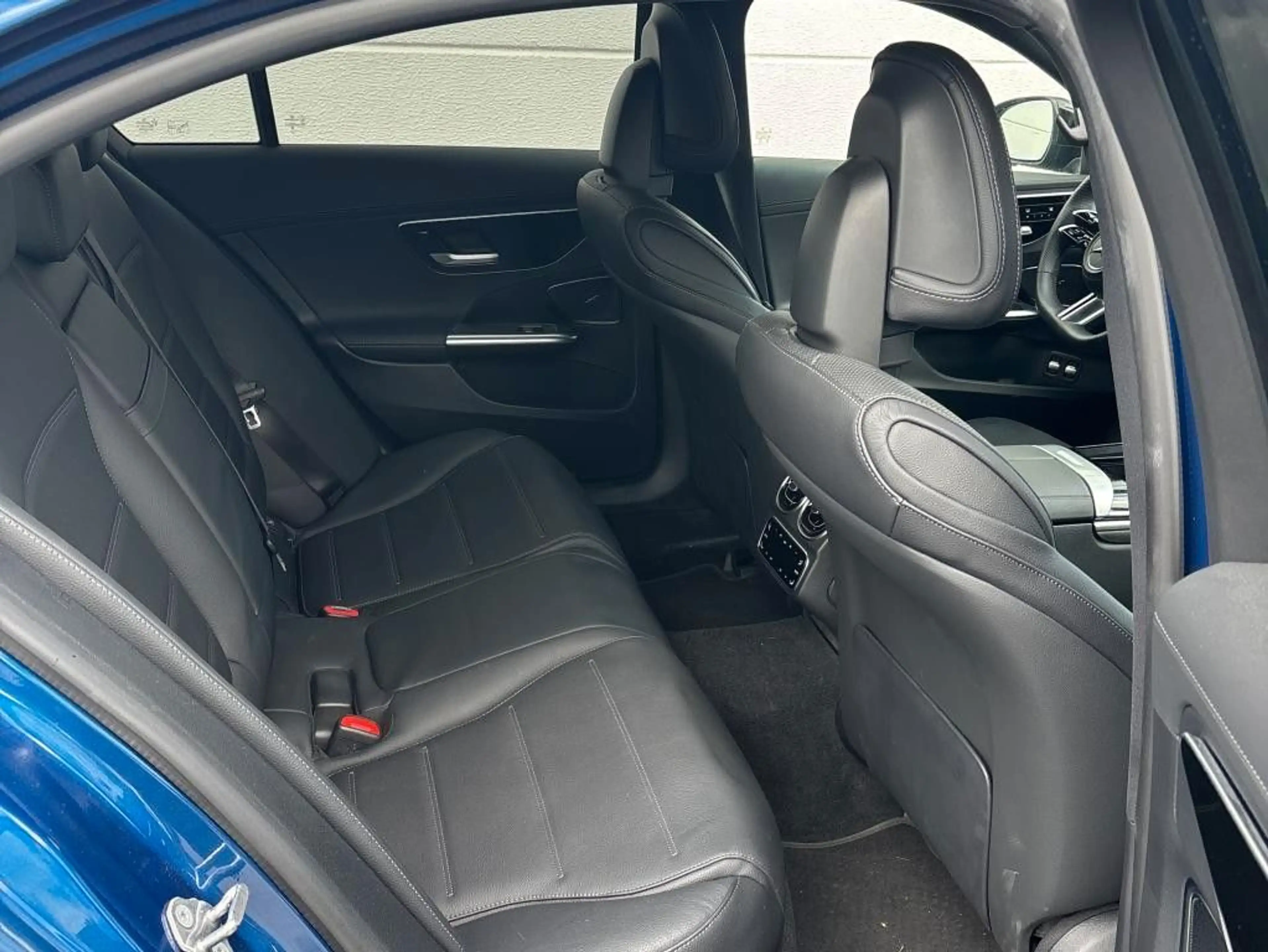 Mercedes-Benz C 400 e 2xAMG LINE*4Matic*Night*360°Pano*Ambient — photo 7