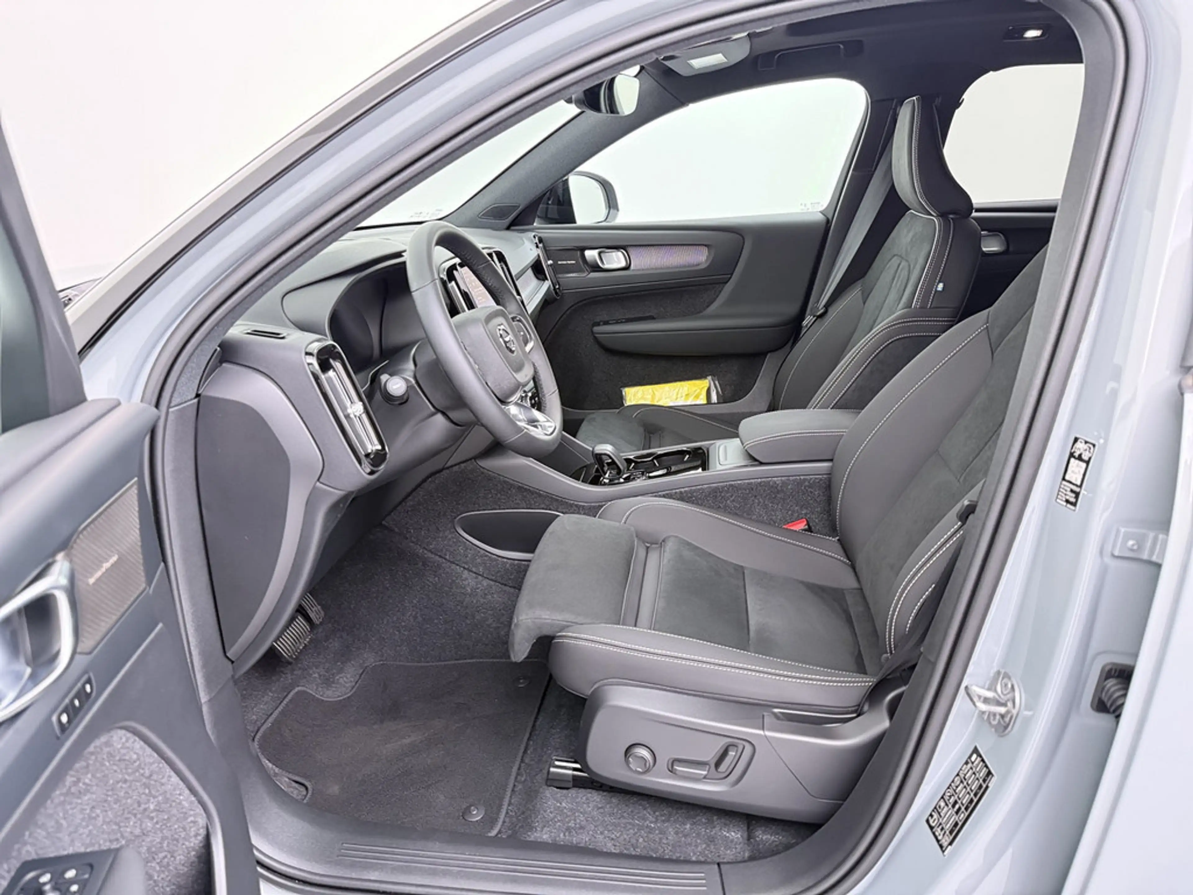 Volvo EX40 185 kW Single Motor Extended Range RWD Ultra Black Edition — photo 12