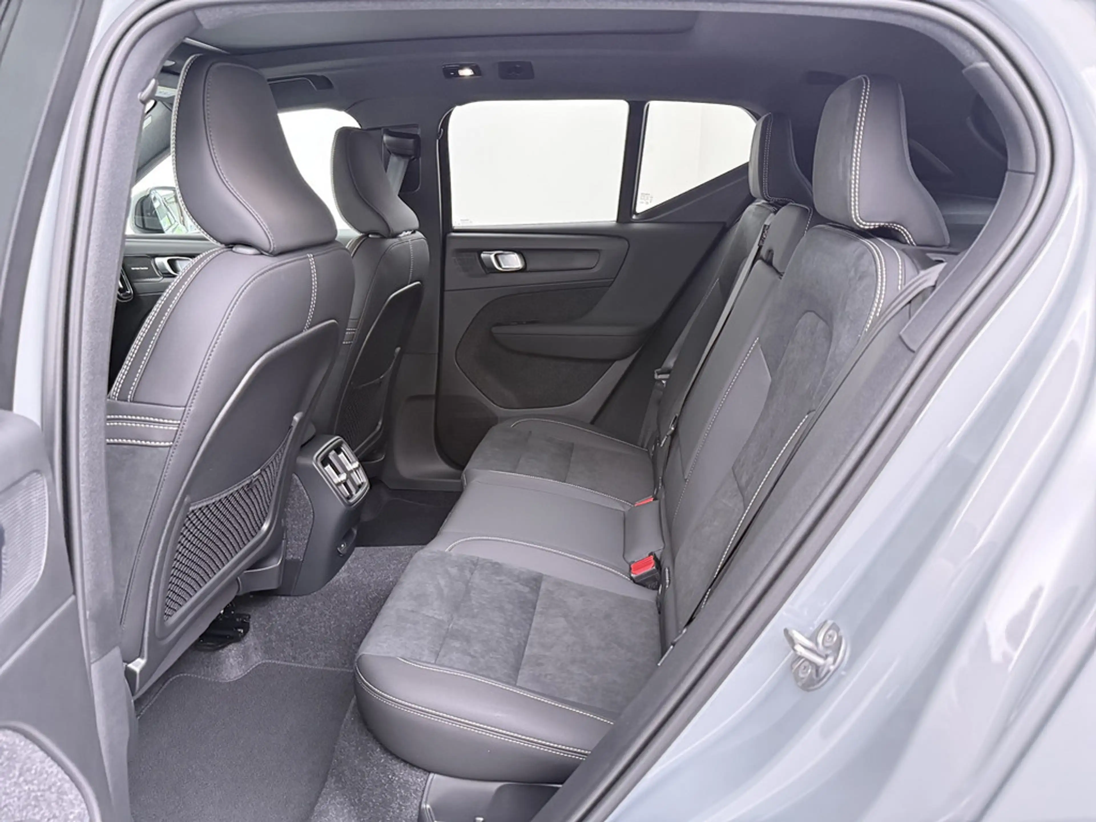 Volvo EX40 185 kW Single Motor Extended Range RWD Ultra Black Edition — photo 14