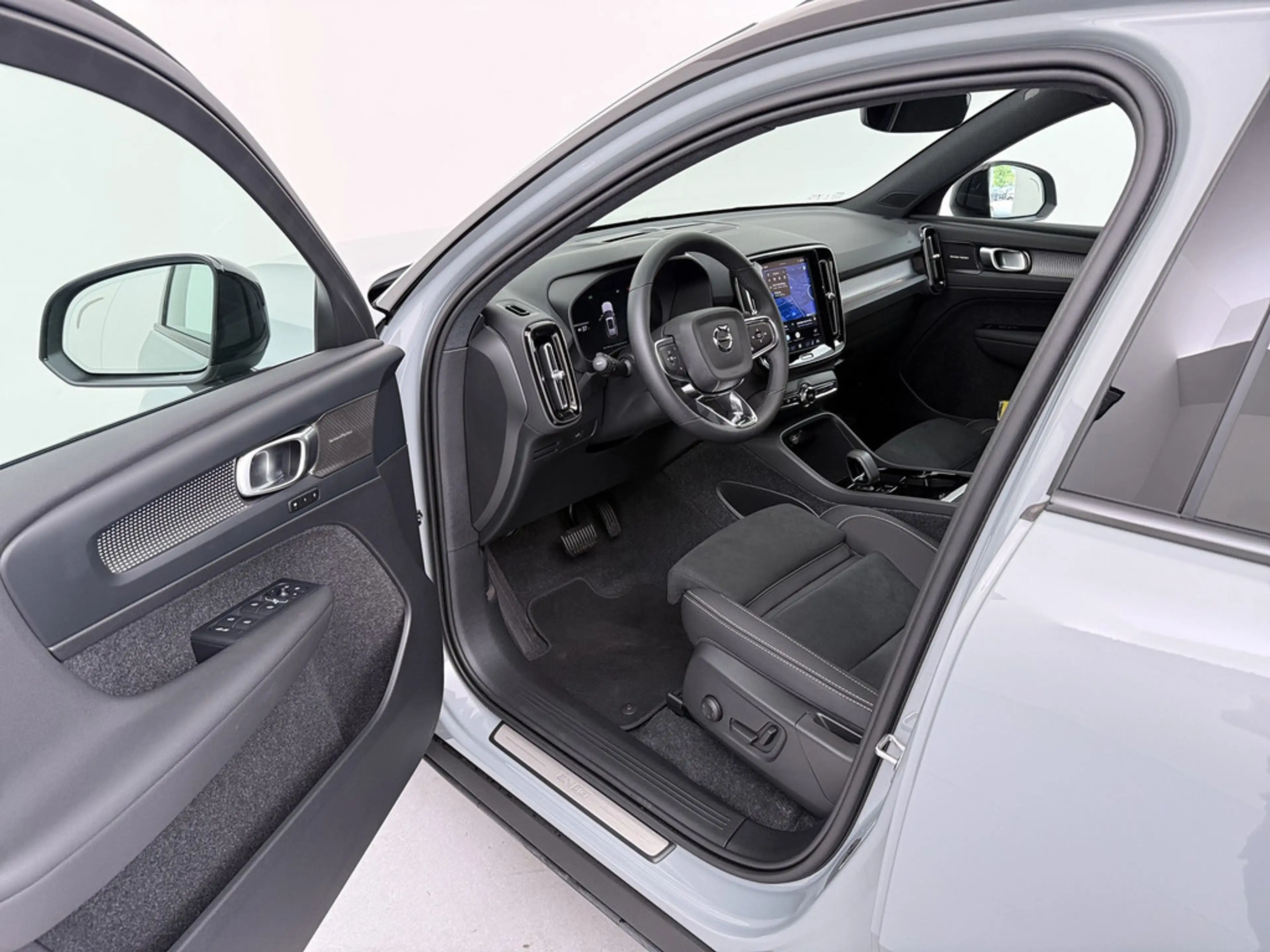 Volvo EX40 185 kW Single Motor Extended Range RWD Ultra Black Edition — photo 11