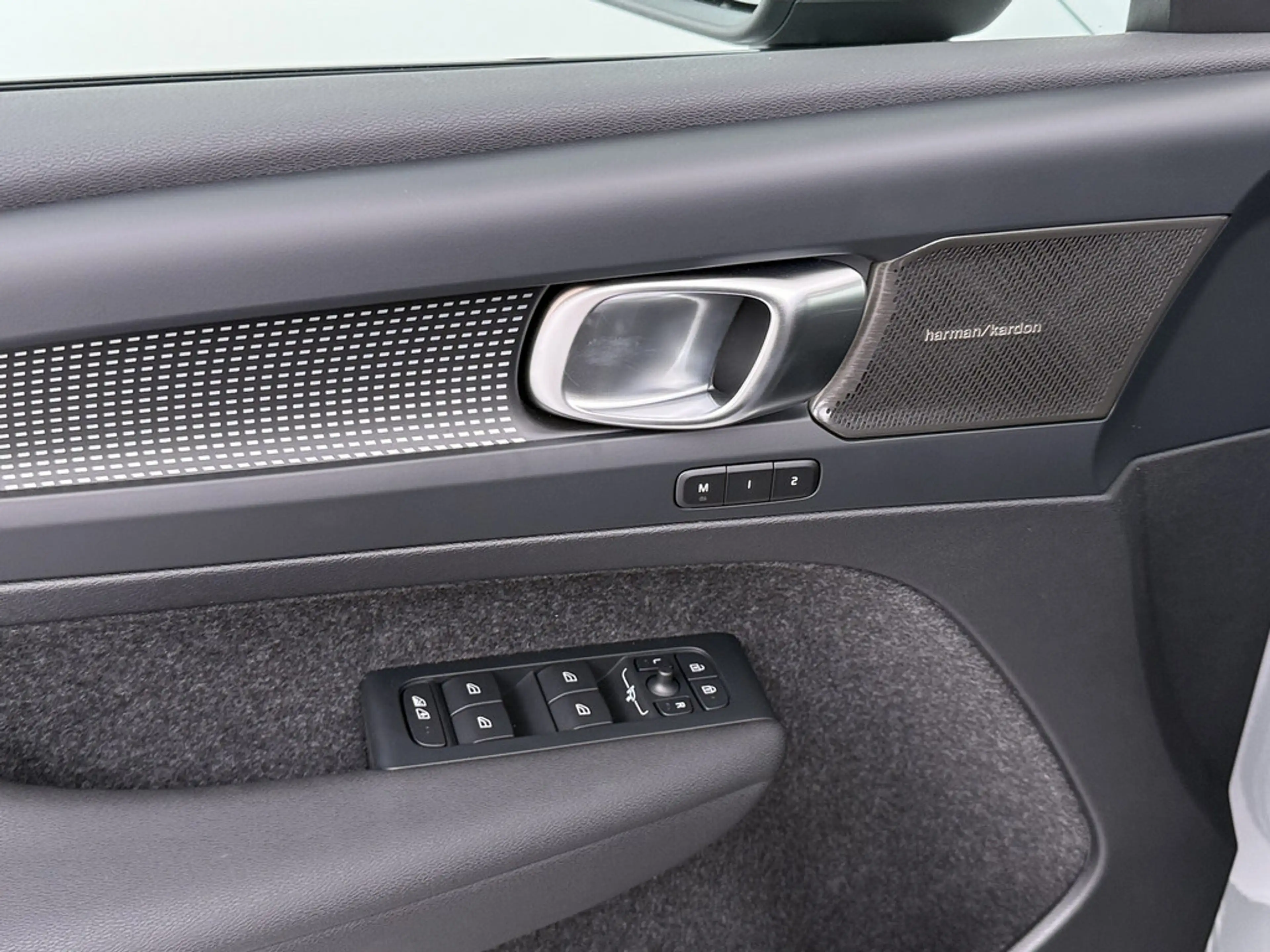 Volvo EX40 185 kW Single Motor Extended Range RWD Ultra Black Edition — photo 13