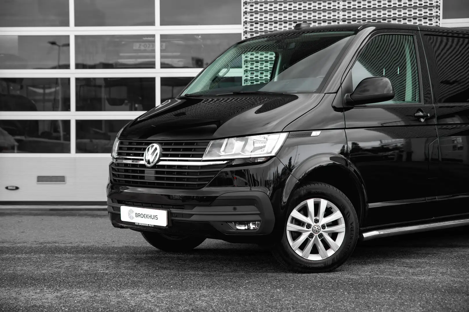 Volkswagen T6.1 Transporter L2 Highline | 150 pk DSG | Navigatie | Trekhaak | Zwart - 2