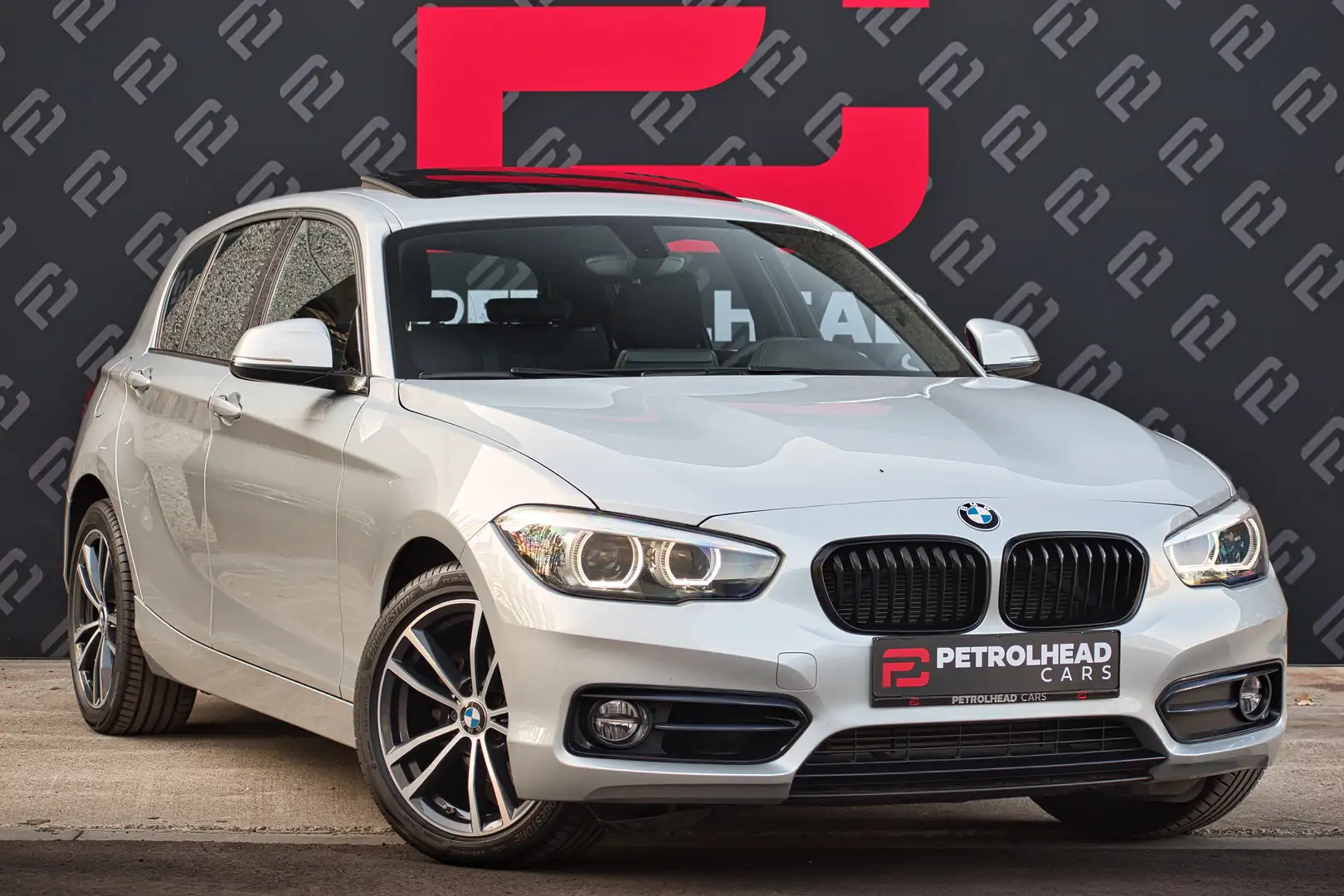 BMW 118 i Edition Sport Line Shadow - Pano- Navi- Trekhaak Zilver - 1