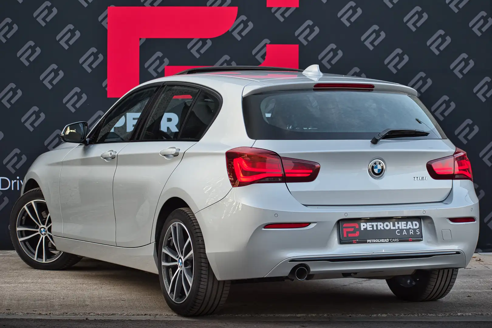 BMW 118 i Edition Sport Line Shadow - Pano- Navi- Trekhaak Zilver - 2