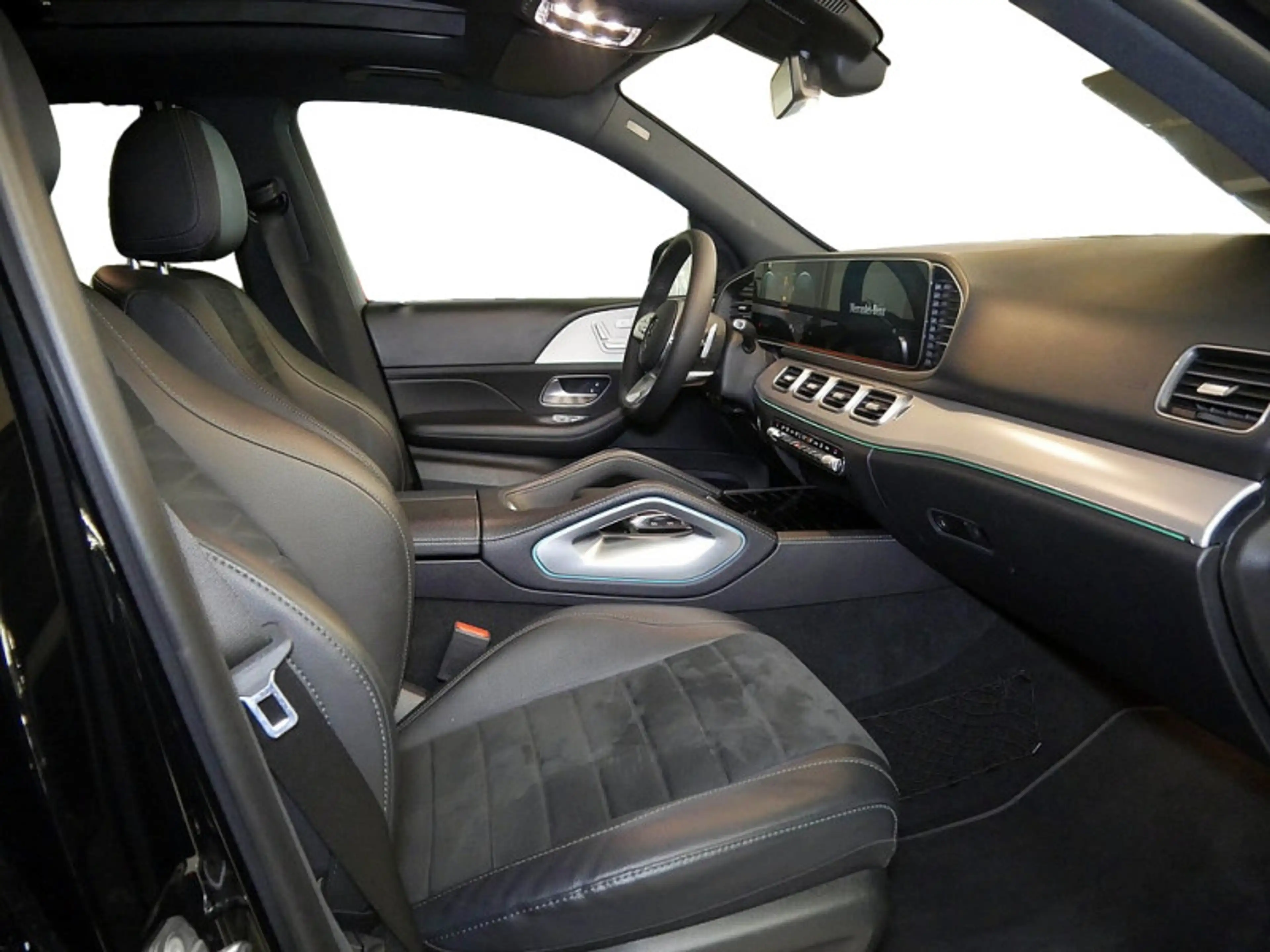 Mercedes-Benz GLE 300 d 4M AMG WIDE KAMERA PANO SPUR PDC SHD — photo 6