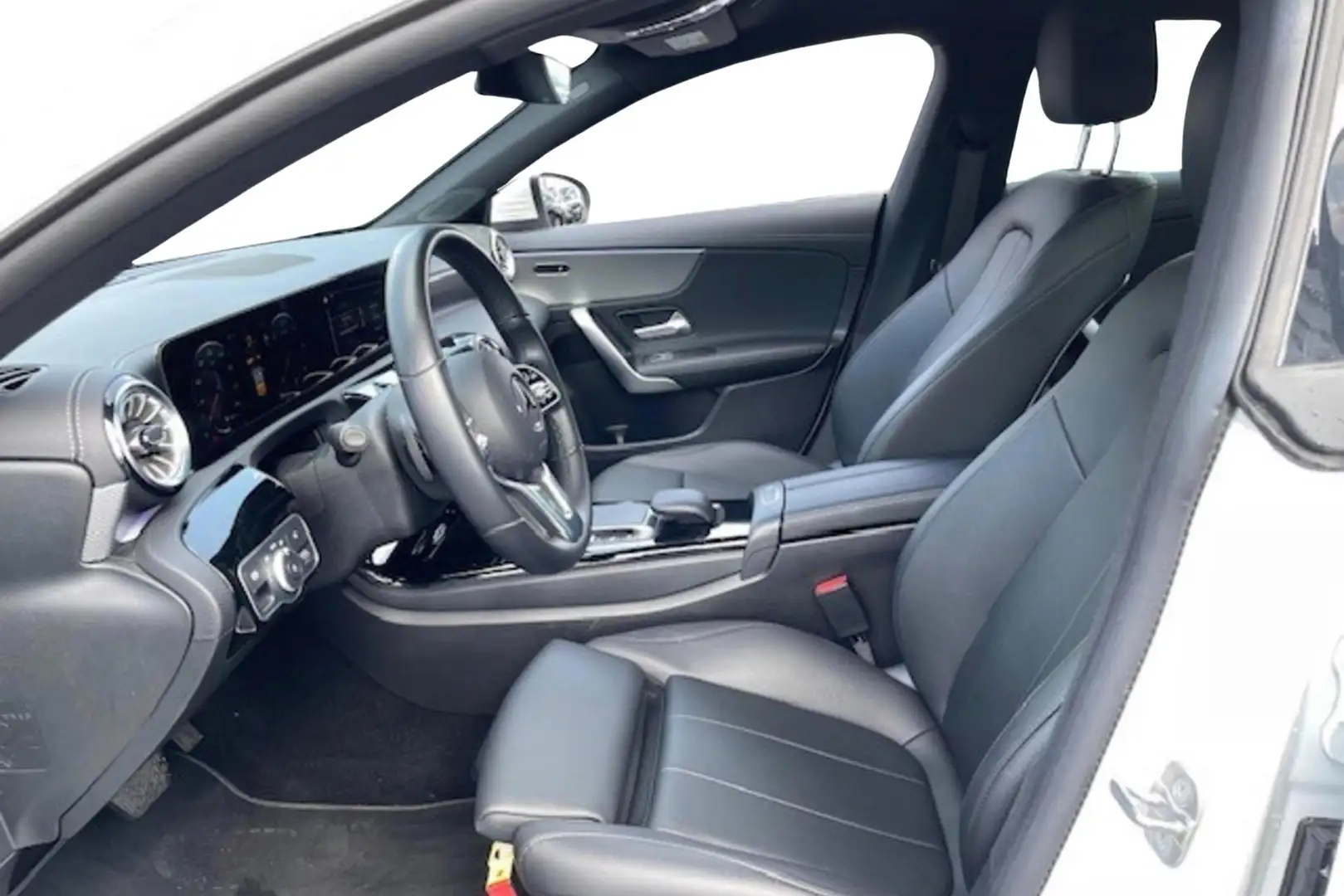 Mercedes-Benz CLA 180 Shooting Brake CLA d Essential Line Blanco - 2