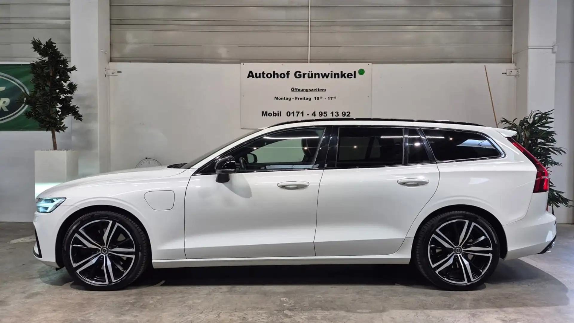Volvo V60 T6 AWD R-Design Rech.Plug-In Hybrid Weiß - 1