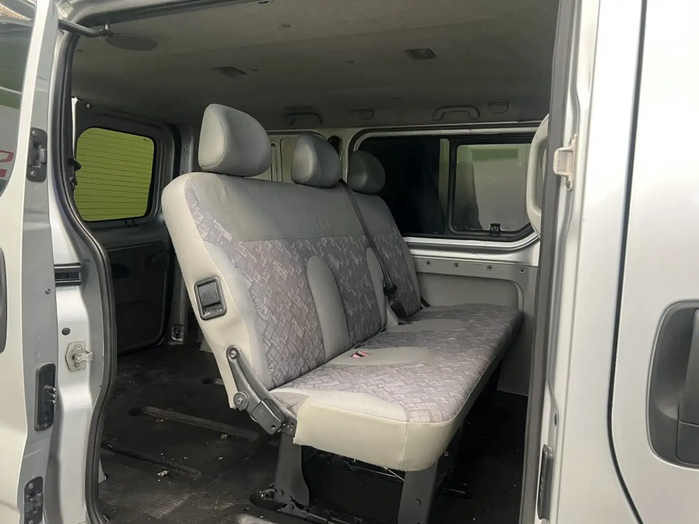Opel Vivaro Viv. Com.6 2.5CDTI Corto 2900 Silber - 2