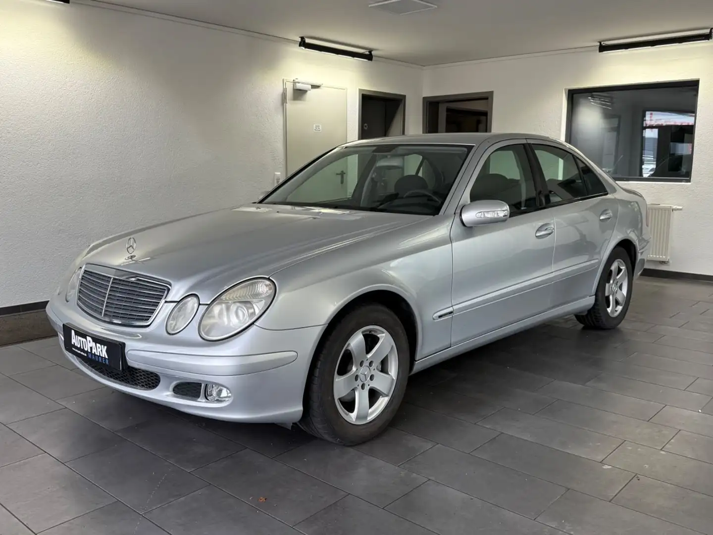 Mercedes-Benz E 200 Kompressor Silber - 1