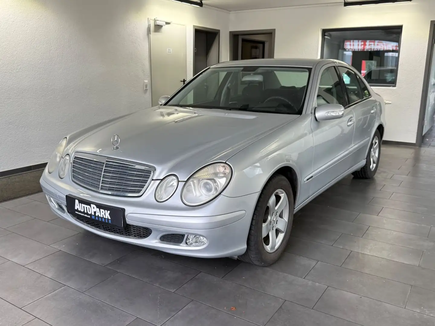 Mercedes-Benz E 200 Kompressor Silber - 2