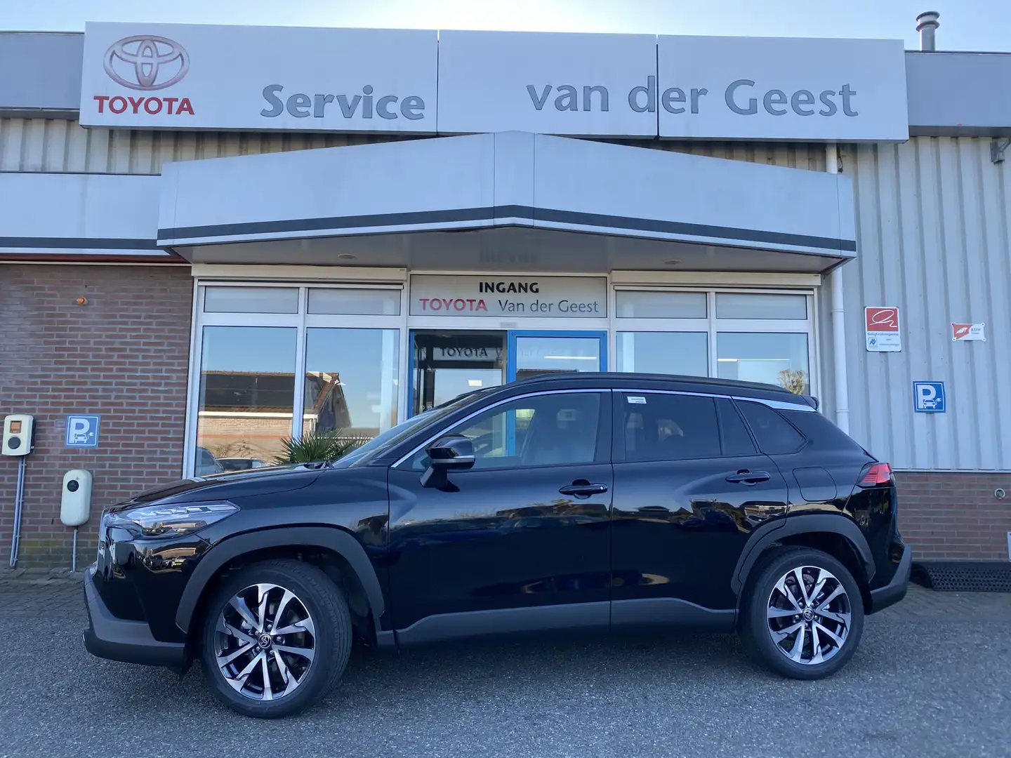 Toyota Corolla Cross Hybrid 140 Style Limited Panoramadak Winterpakket Zwart - 1