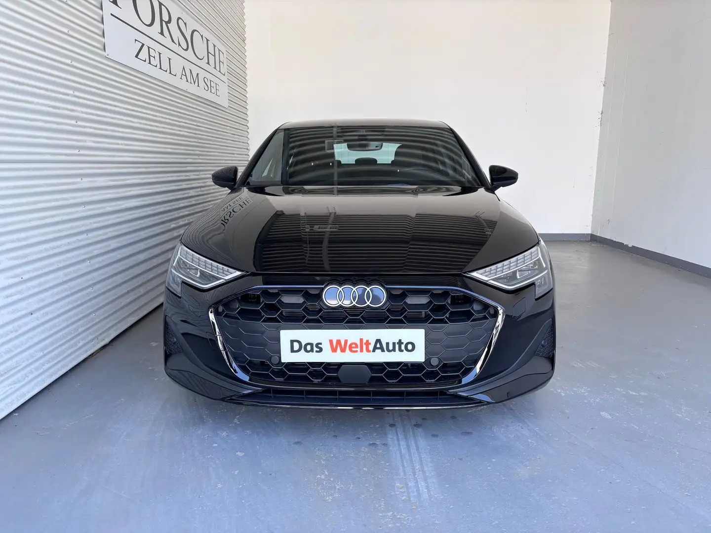 Audi A3 30 TFSI Schwarz - 2