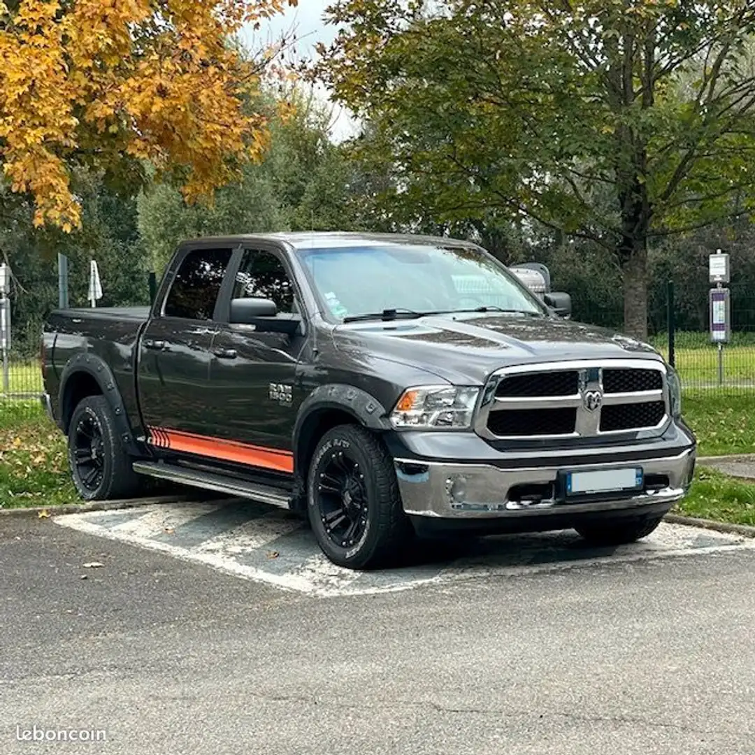 Dodge RAM 5.7 Gris - 1