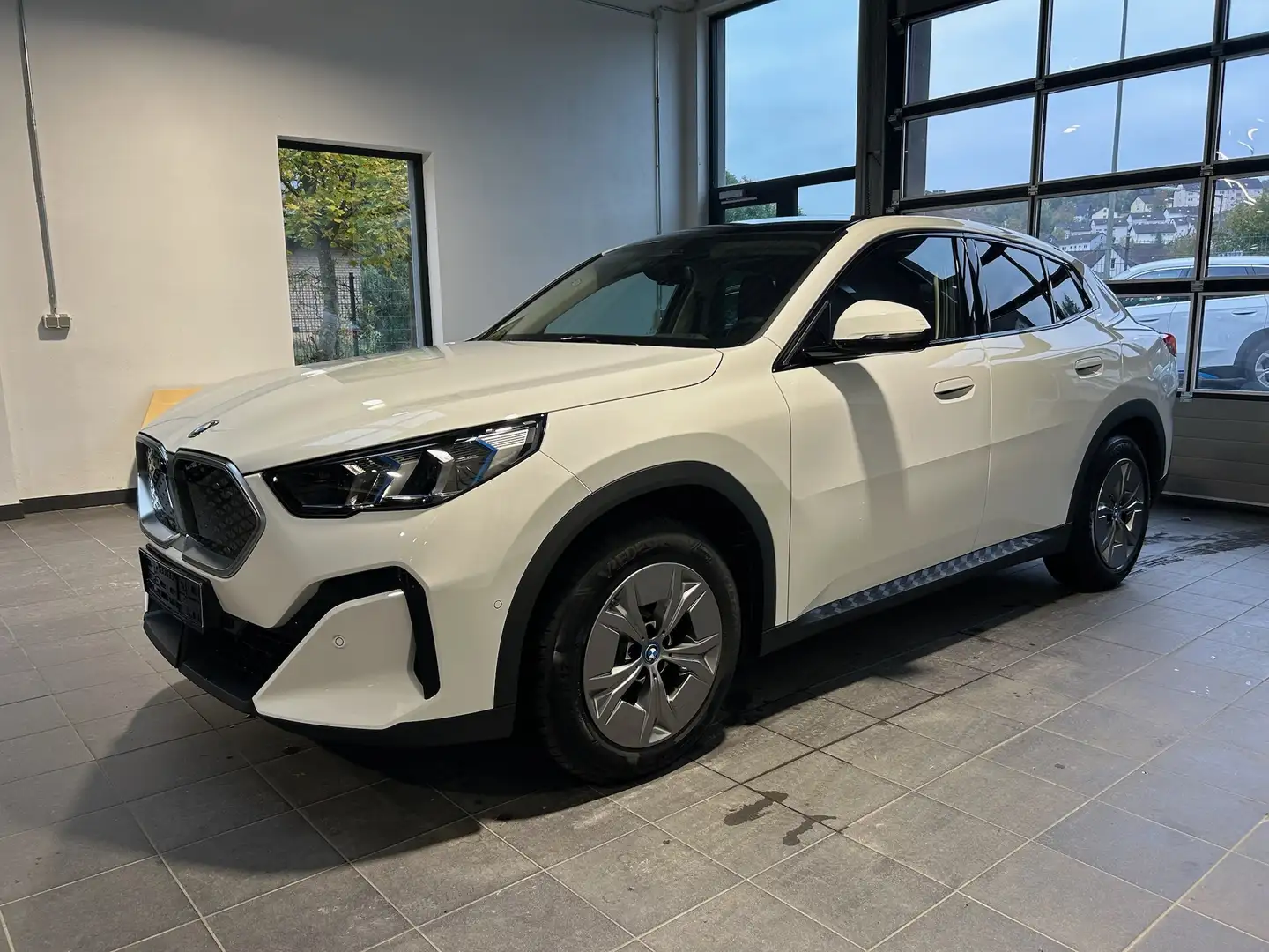 BMW iX2 iX2 xDrive30 Pano_Headup_DrivAssProf_HarmanKardon Weiß - 1