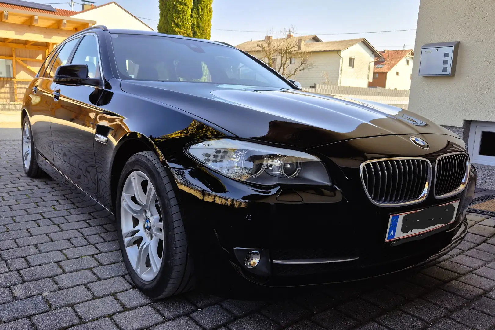 BMW 520 520d Touring Aut. Schwarz - 2