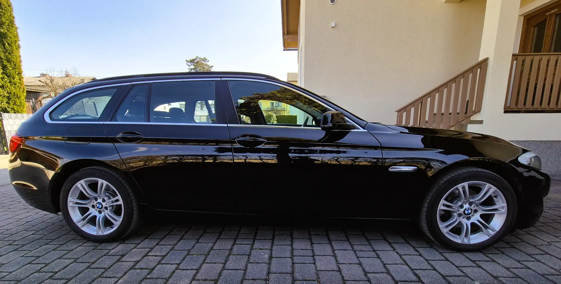 BMW 520 520d Touring Aut. Schwarz - 1