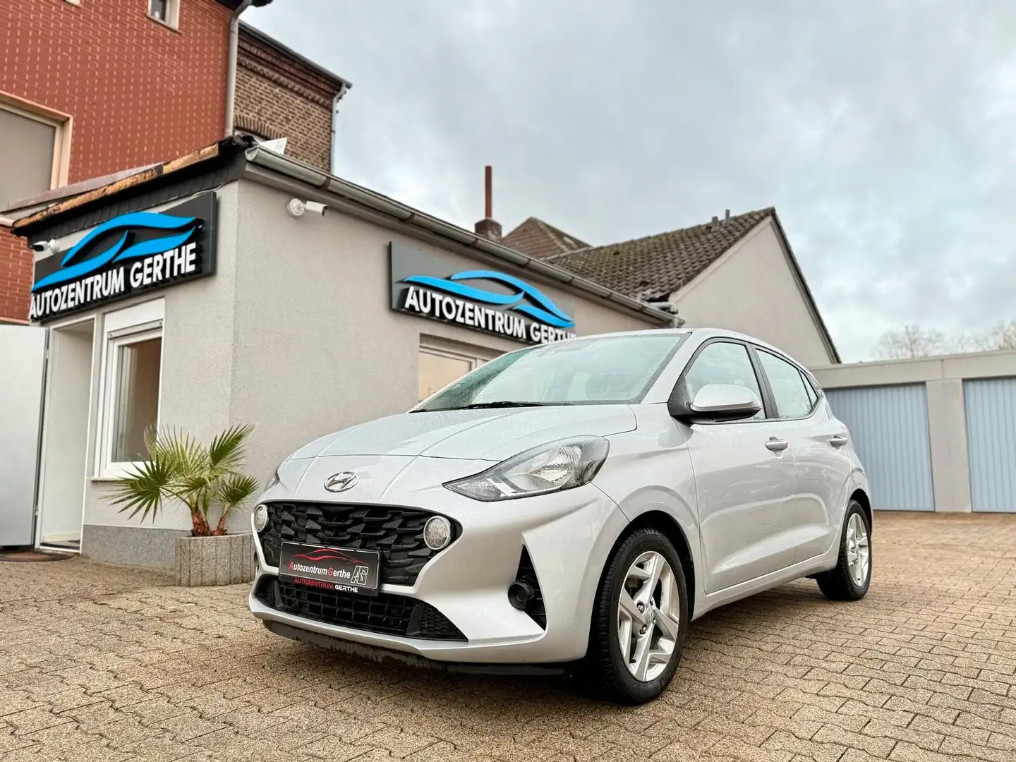 Hyundai i10 Trend *Automatik*CarPlay*KM 30.000*PDC*SHZ* Silber - 1