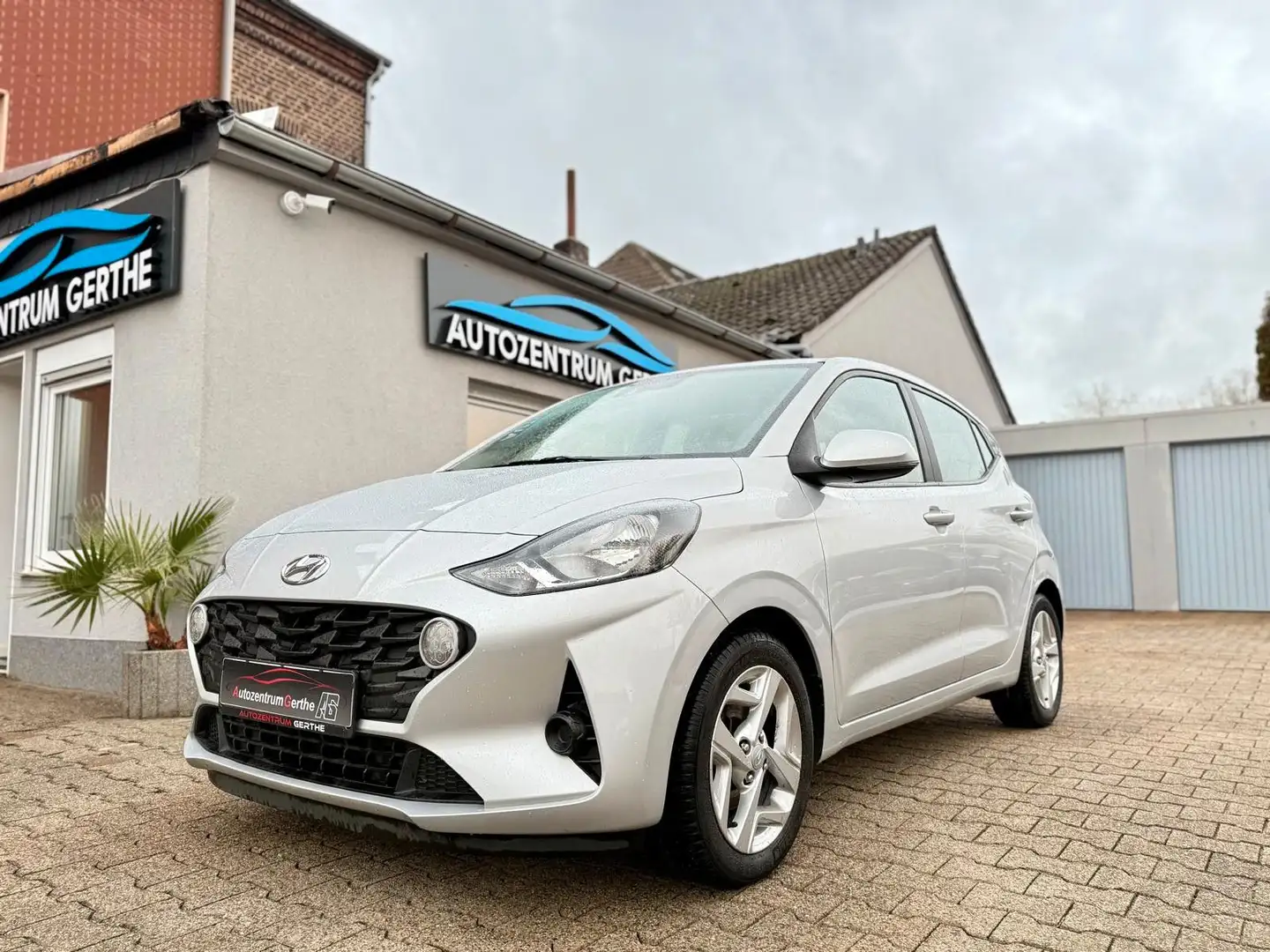 Hyundai i10 Trend *Automatik*CarPlay*KM 30.000*PDC*SHZ* Silber - 2
