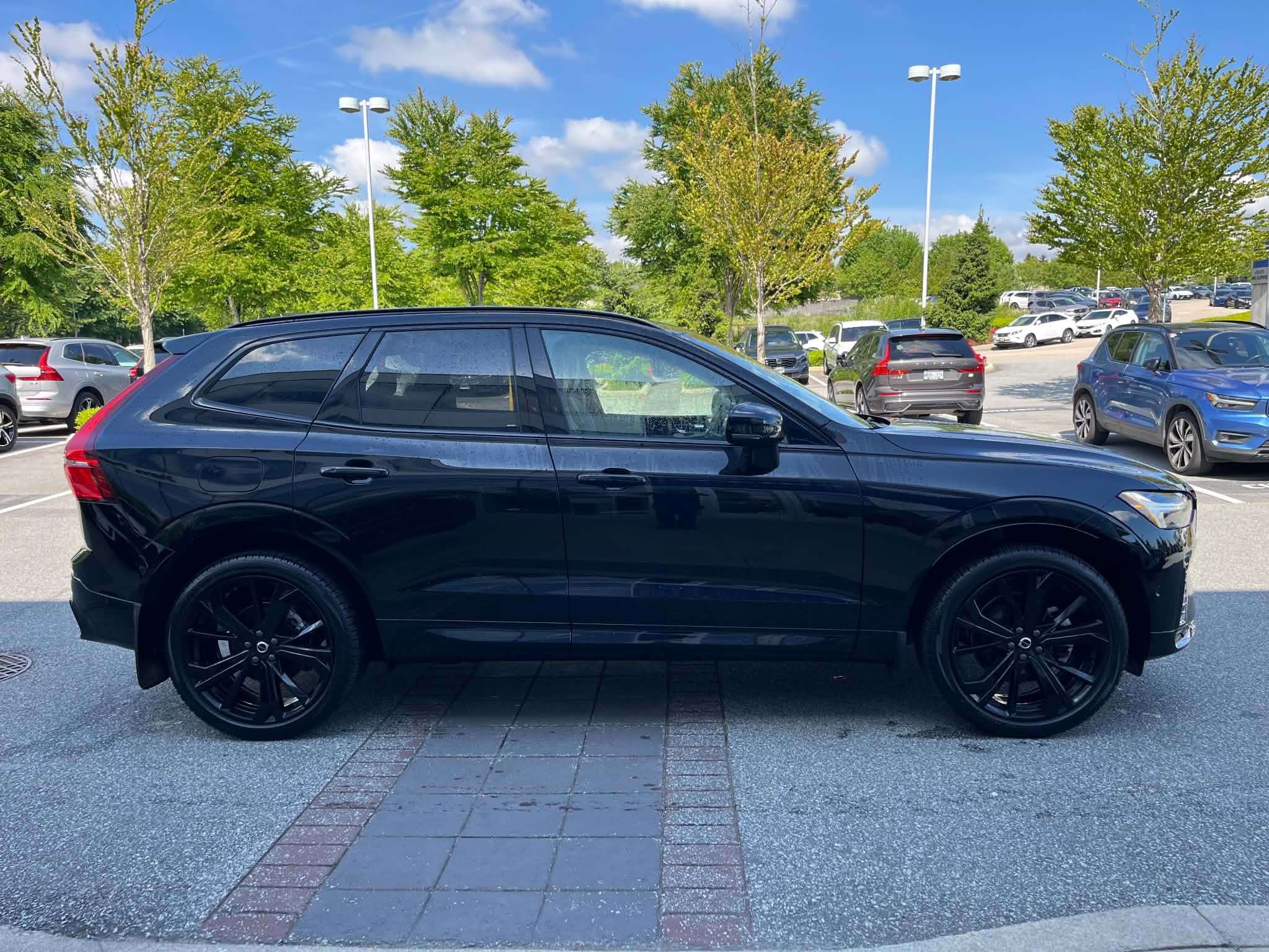 2025 Volvo XC60 B5 AWD Ultra Black Edition thumb 6