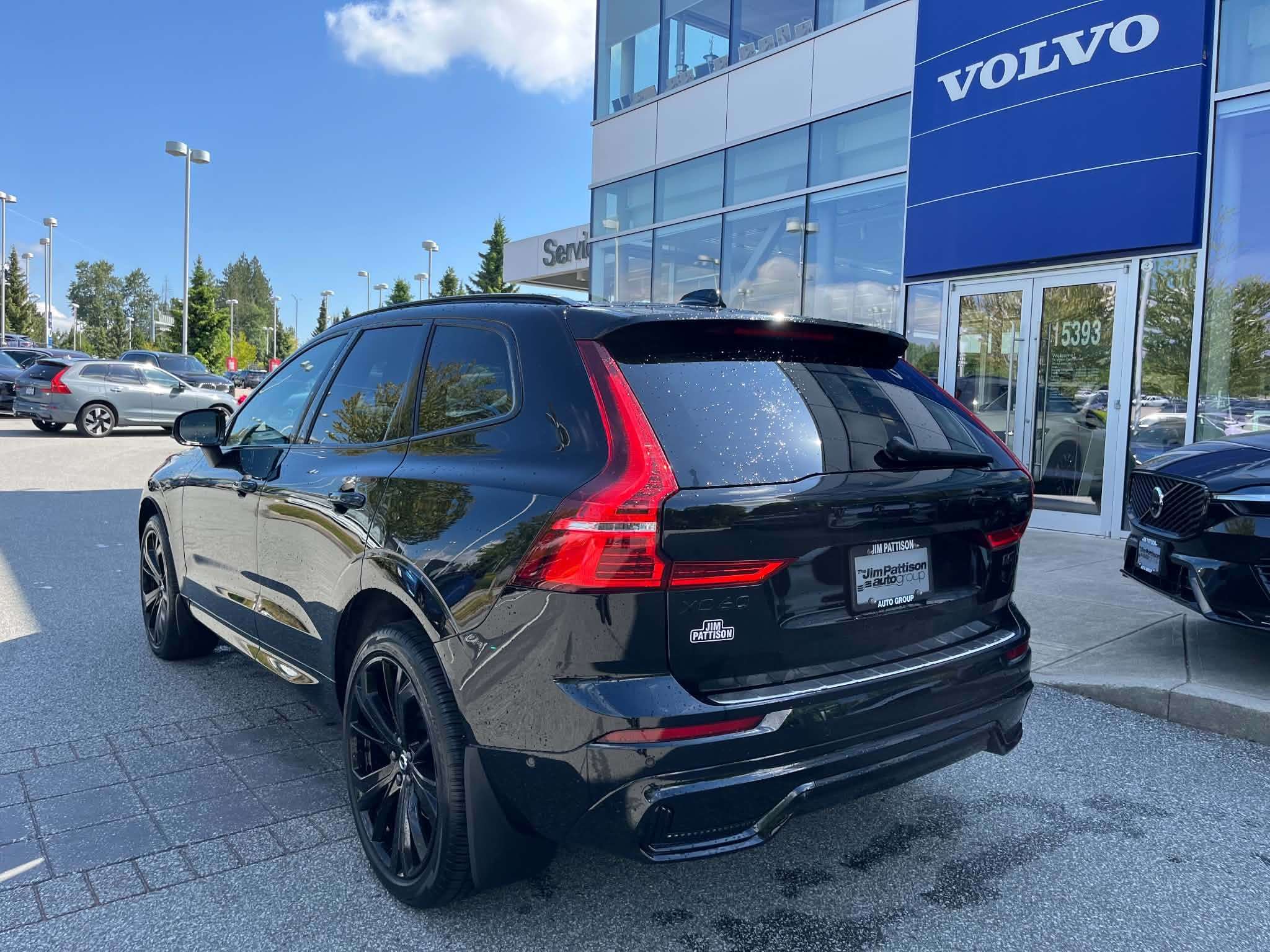 2025 Volvo XC60 B5 AWD Ultra Black Edition alt 3