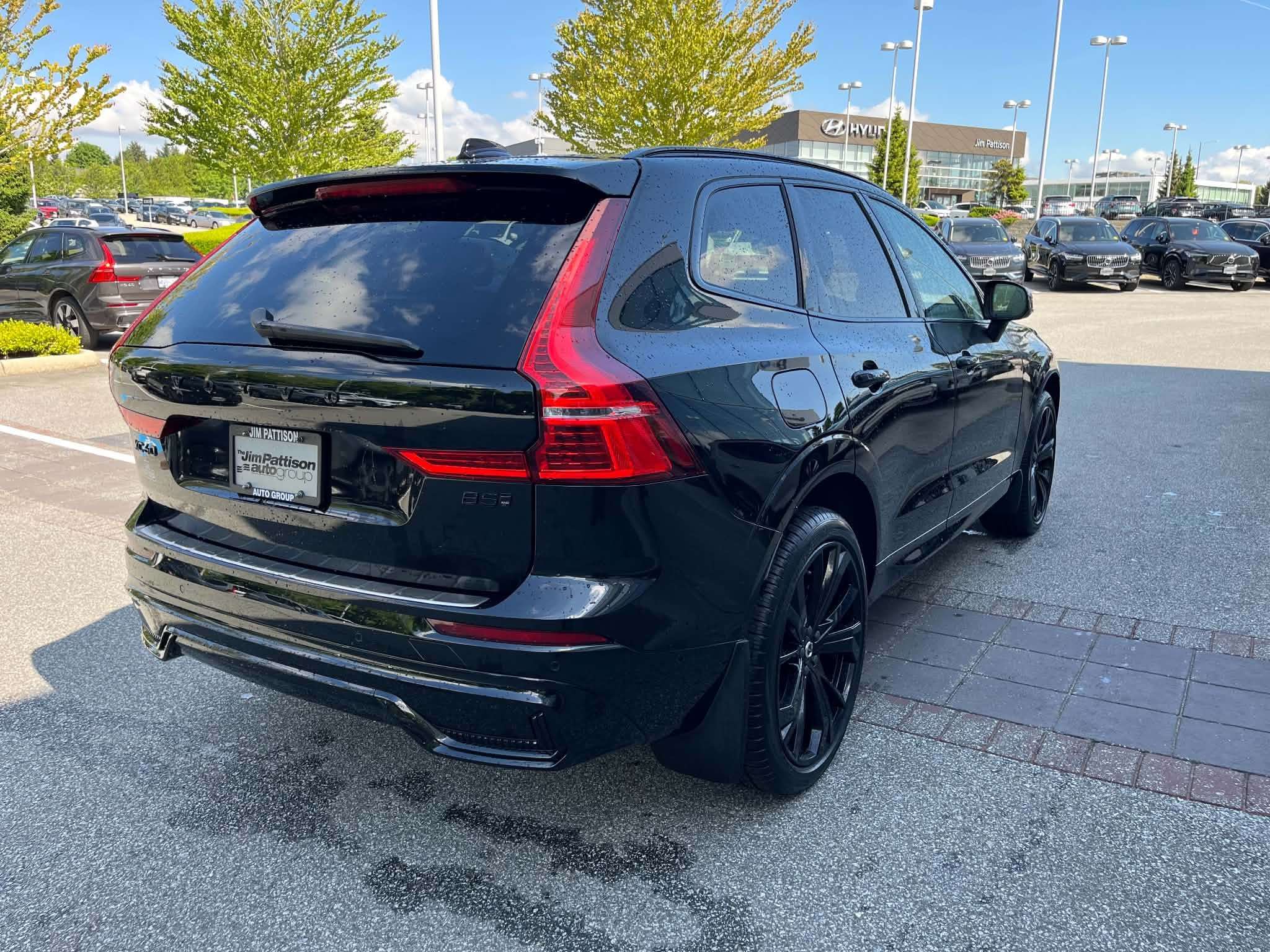 2025 Volvo XC60 B5 AWD Ultra Black Edition alt 5