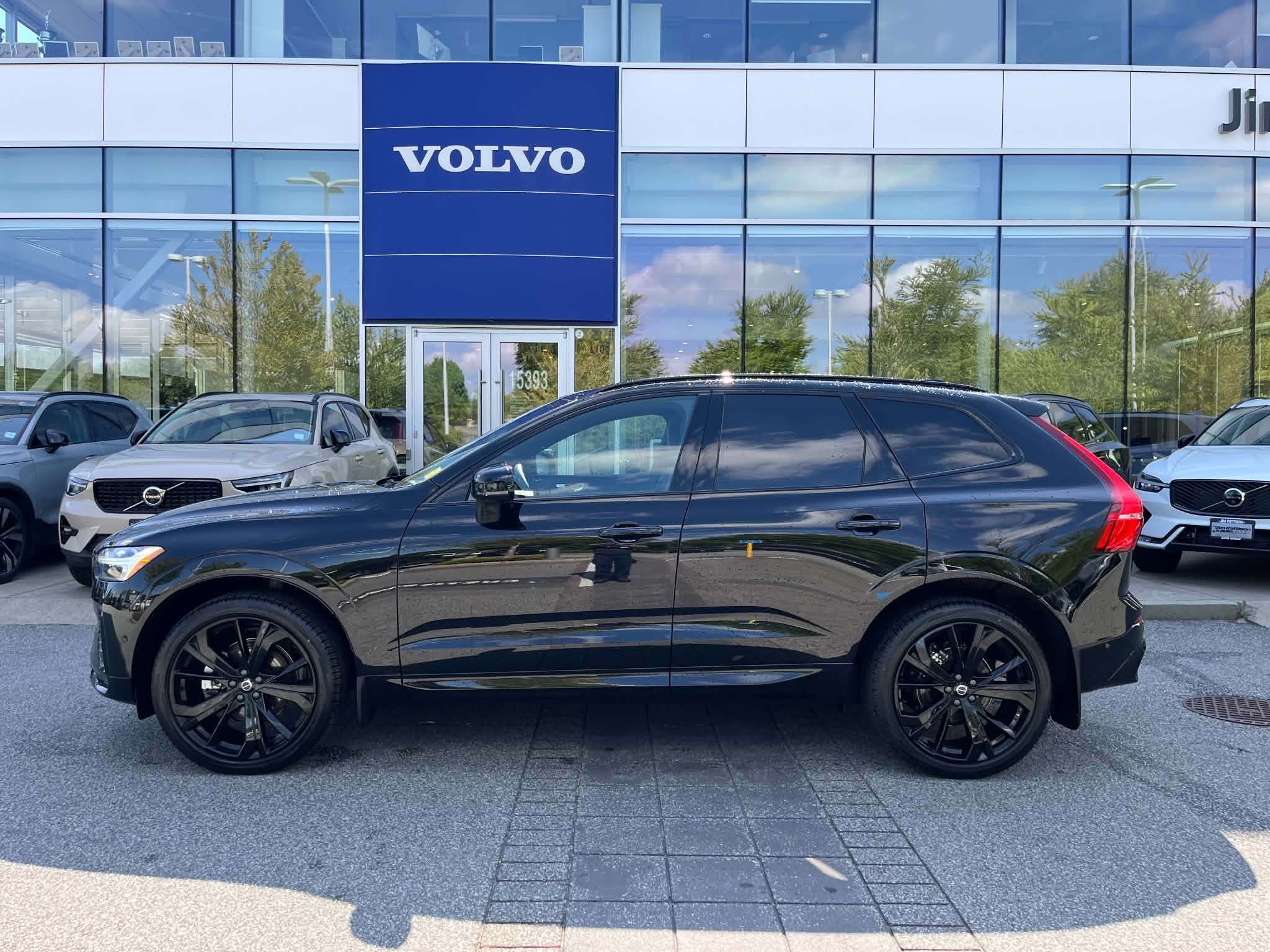 2025 Volvo XC60 B5 AWD Ultra Black Edition alt 2