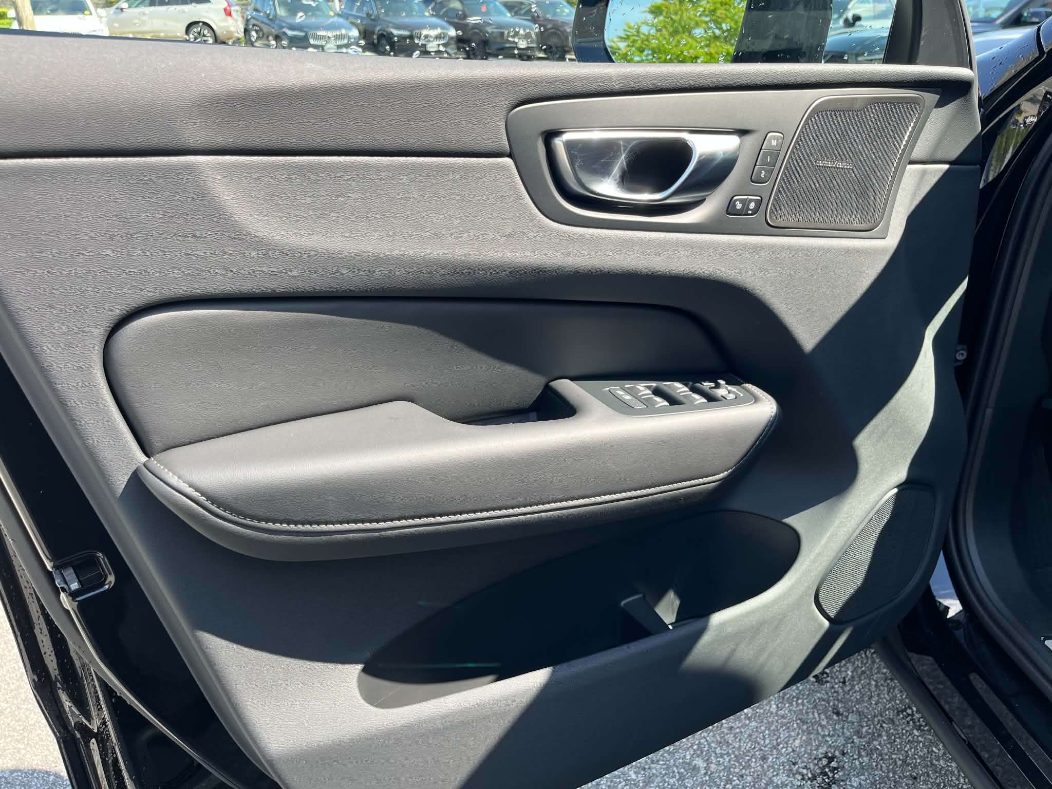2025 Volvo XC60 B5 AWD Ultra Black Edition thumb 10