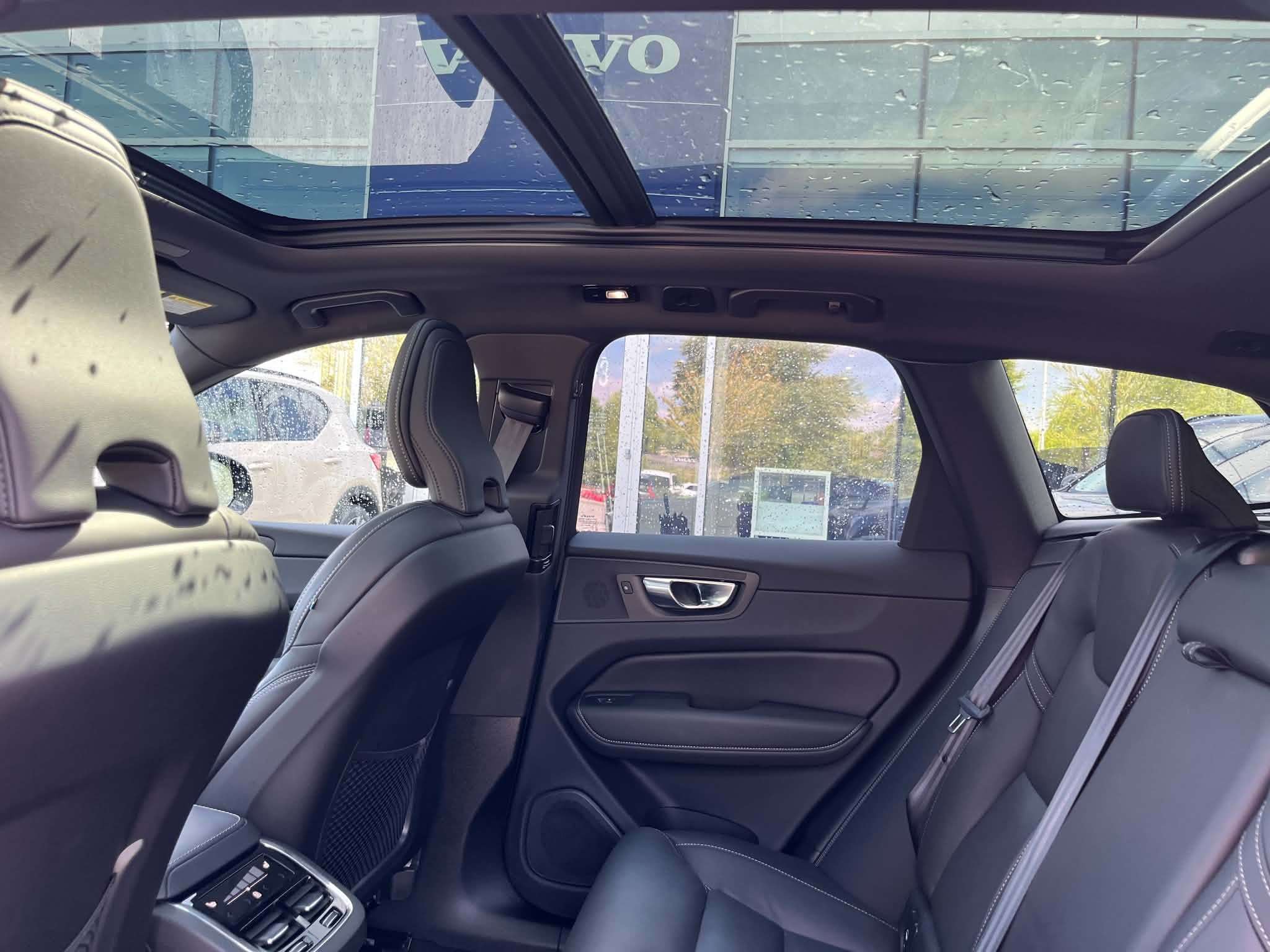 2025 Volvo XC60 B5 AWD Ultra Black Edition thumb 13
