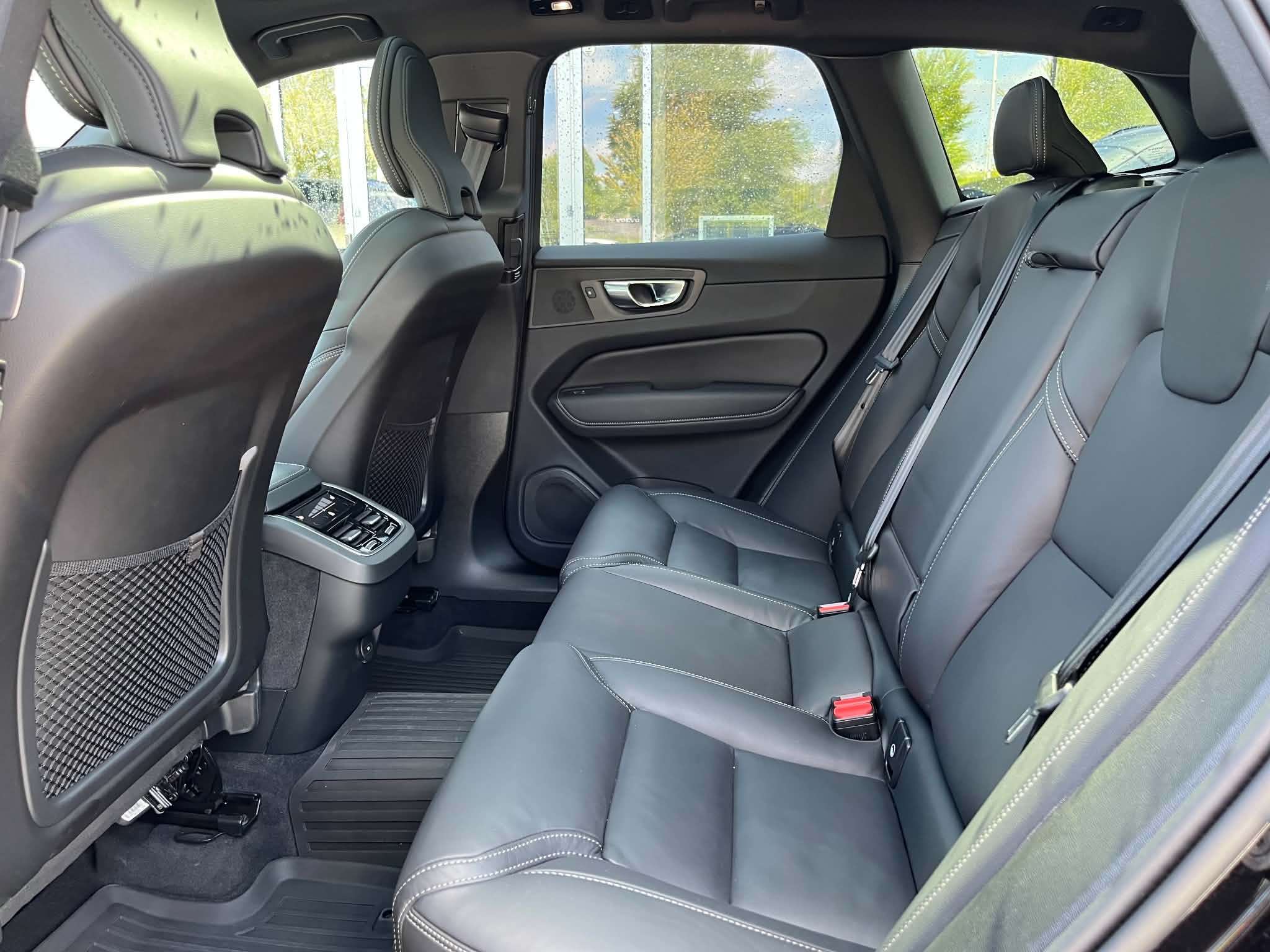 2025 Volvo XC60 B5 AWD Ultra Black Edition thumb 12
