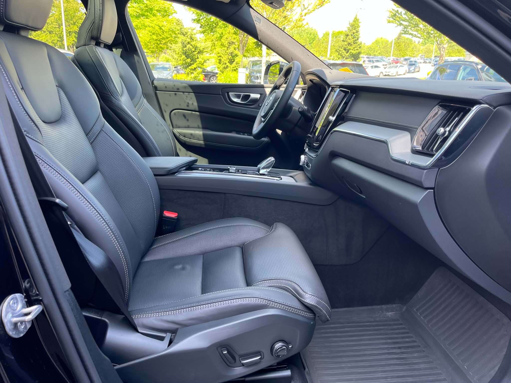 2025 Volvo XC60 B5 AWD Ultra Black Edition thumb 16