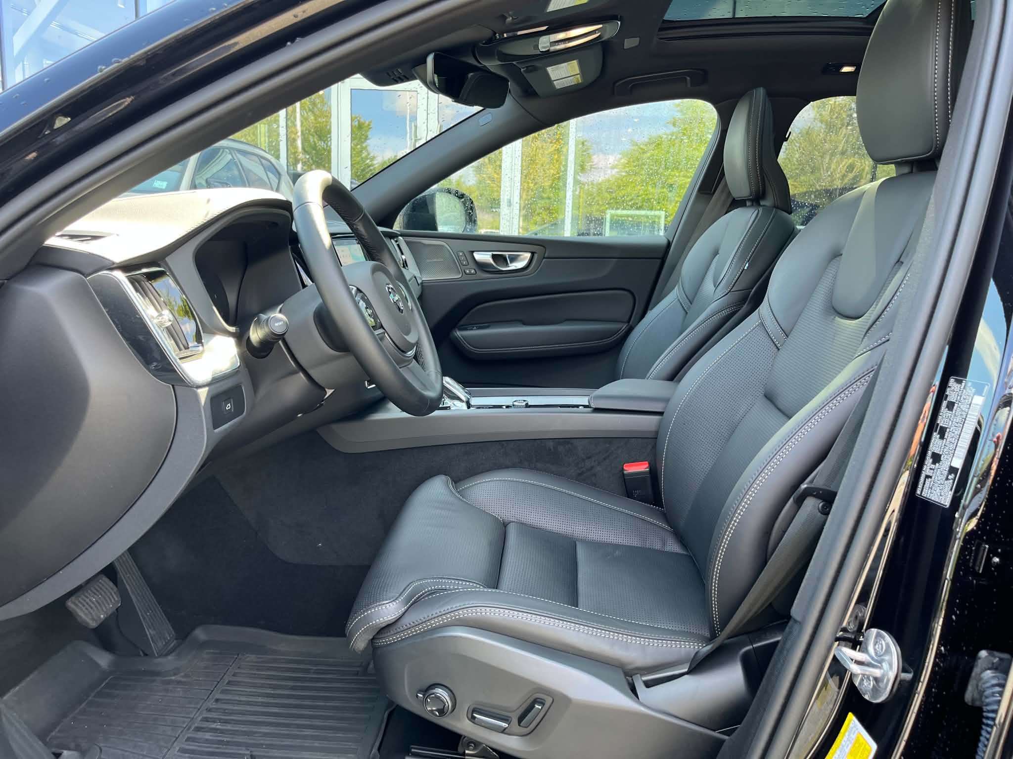 2025 Volvo XC60 B5 AWD Ultra Black Edition thumb 9