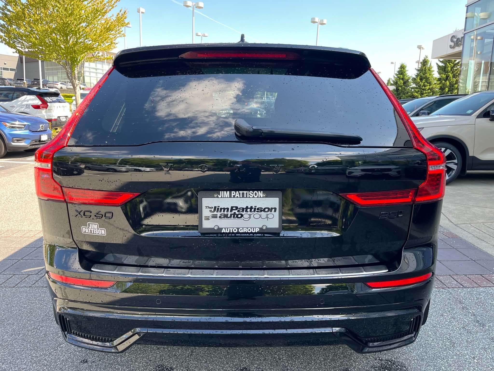 2025 Volvo XC60 B5 AWD Ultra Black Edition alt 4