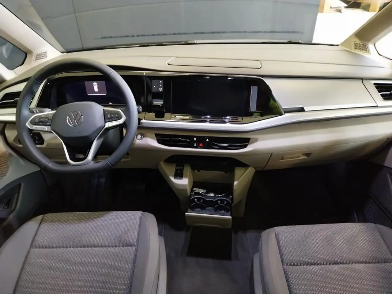 Volkswagen T7 Multivan Life LONG 2