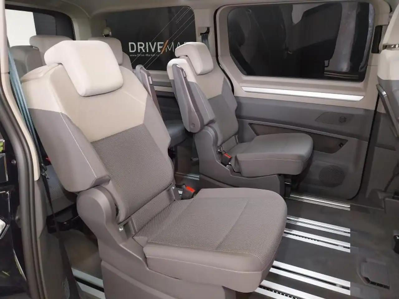 Volkswagen T7 Multivan Life LONG 11
