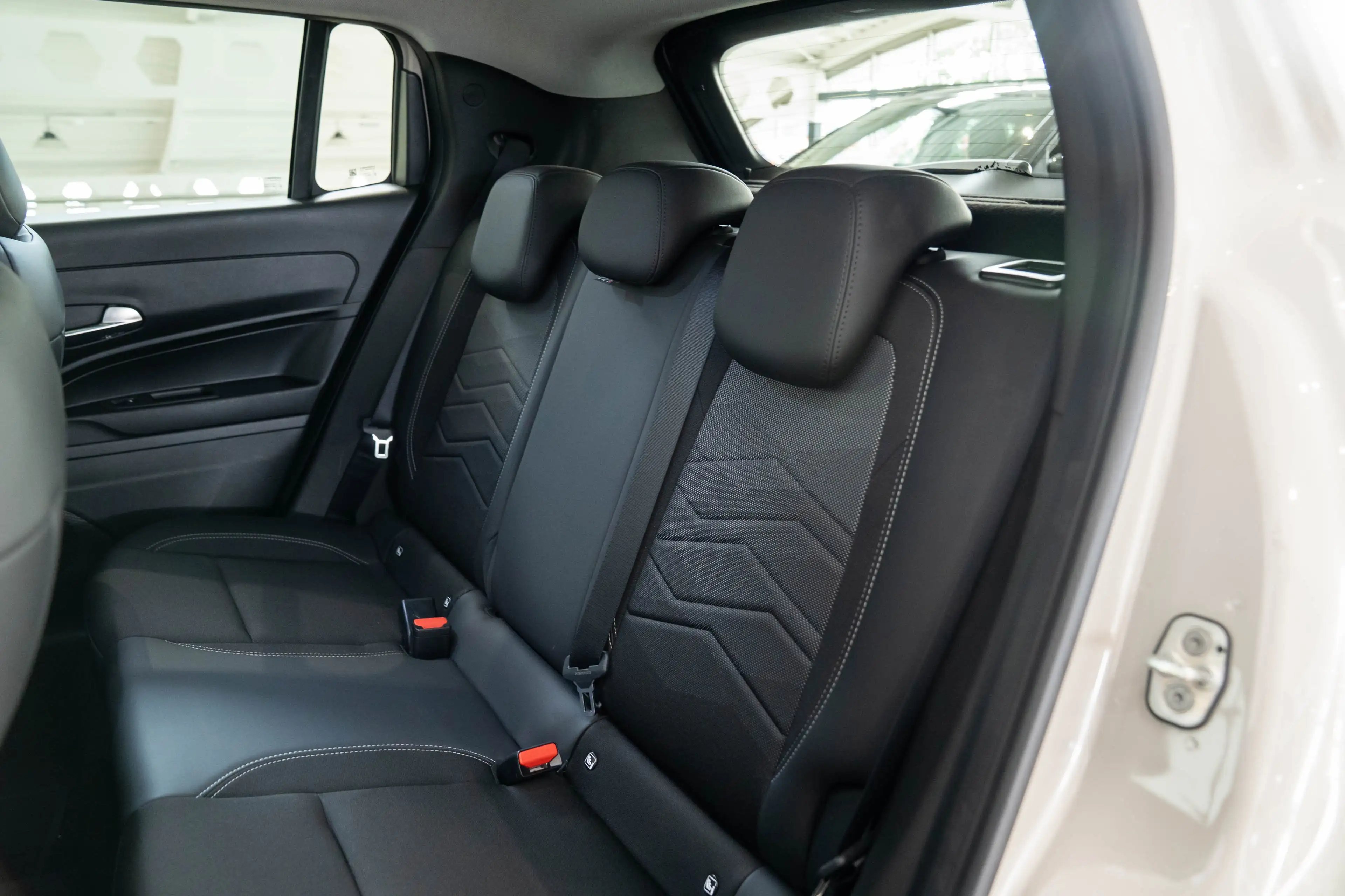 Jeep Avenger 1.2 e-Hybrid Summit | Camera | Elektrische Achterk — photo 13