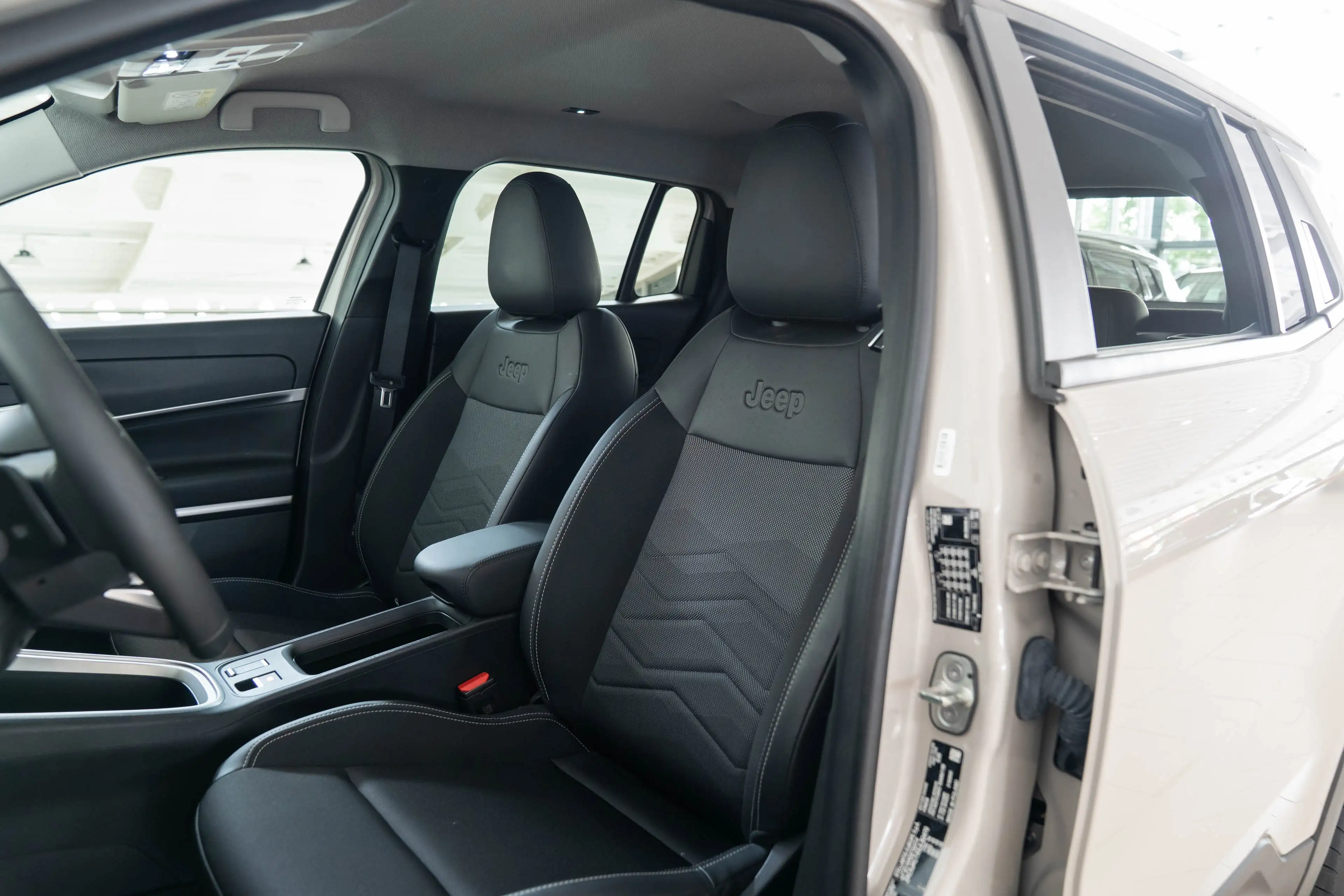 Jeep Avenger 1.2 e-Hybrid Summit | Camera | Elektrische Achterk — photo 14