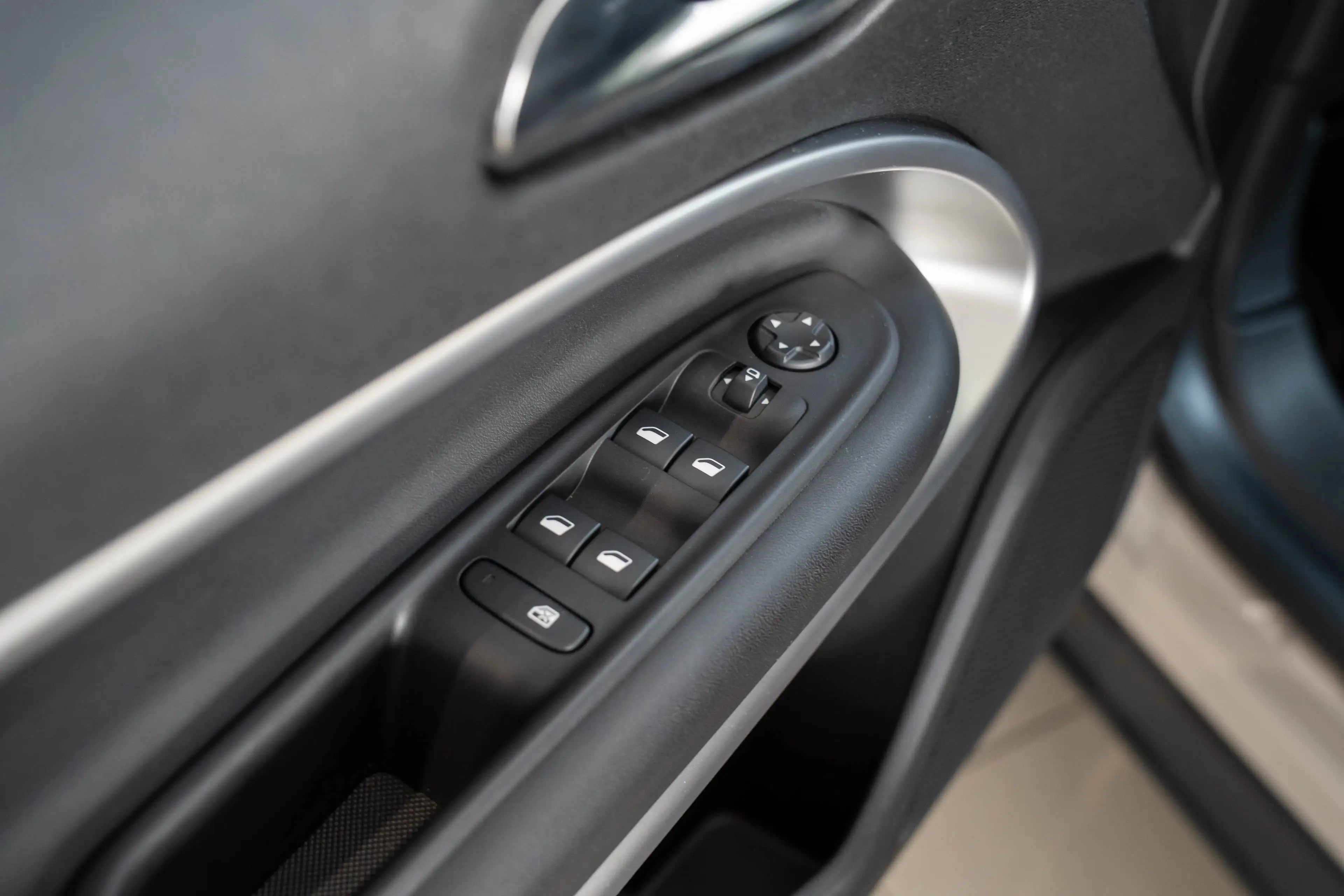 Jeep Avenger 1.2 e-Hybrid Summit | Camera | Elektrische Achterk — photo 17