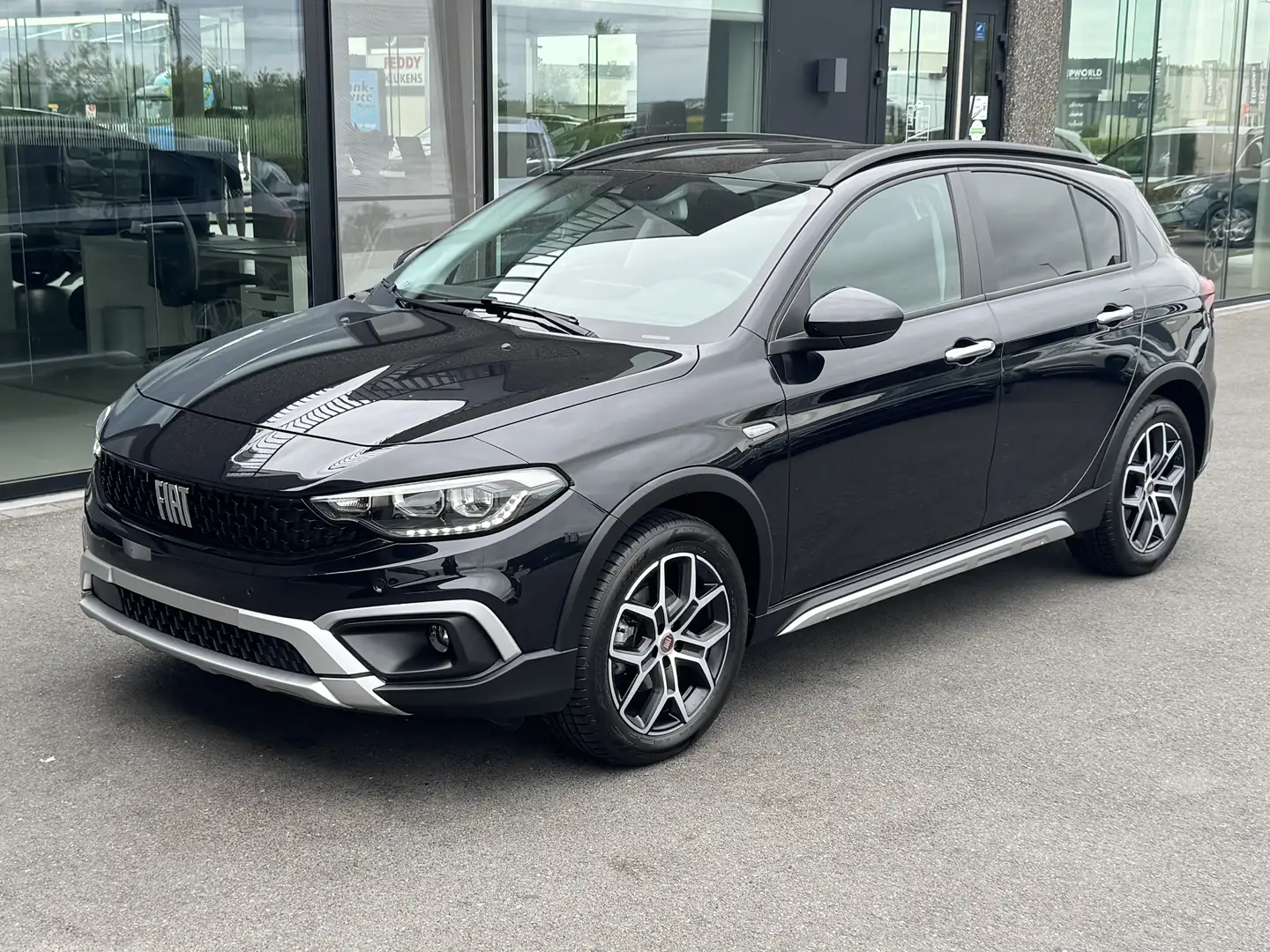 Fiat Tipo 1.5 Hybrid Cross DCT Automaat - 130 PK Zwart - 2