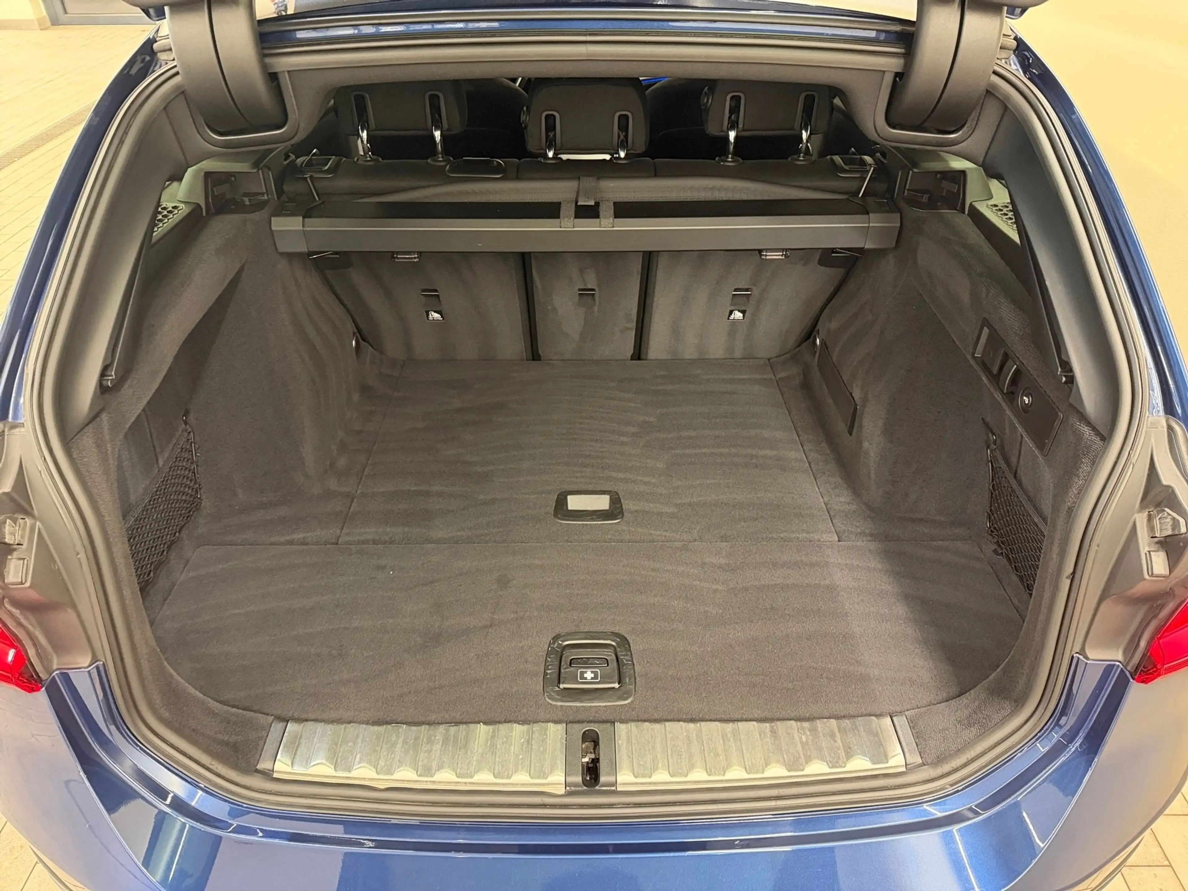 BMW 318 d — photo 10