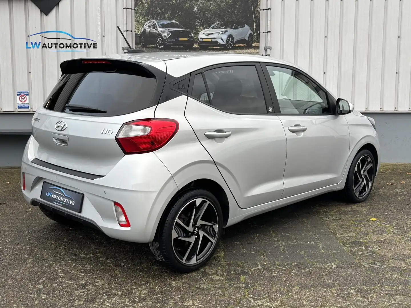 Hyundai i10 1.0 Premium | Camera | Stoel+stuurverw. | Navi |16 Zilver - 2