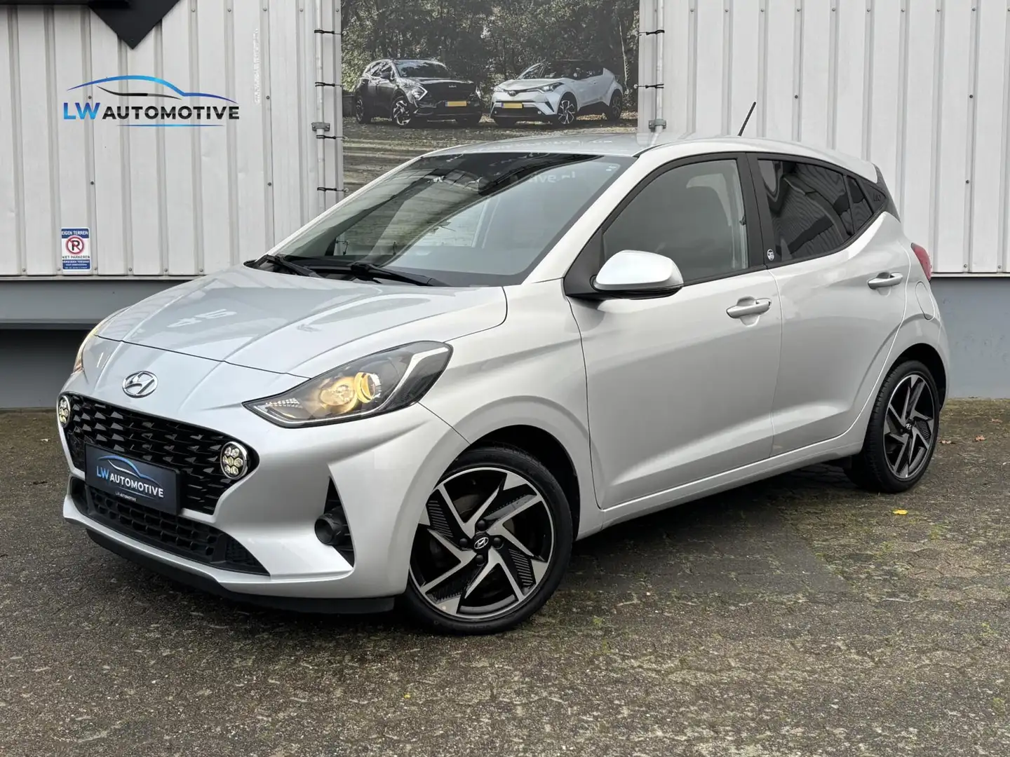 Hyundai i10 1.0 Premium | Camera | Stoel+stuurverw. | Navi |16 Zilver - 1